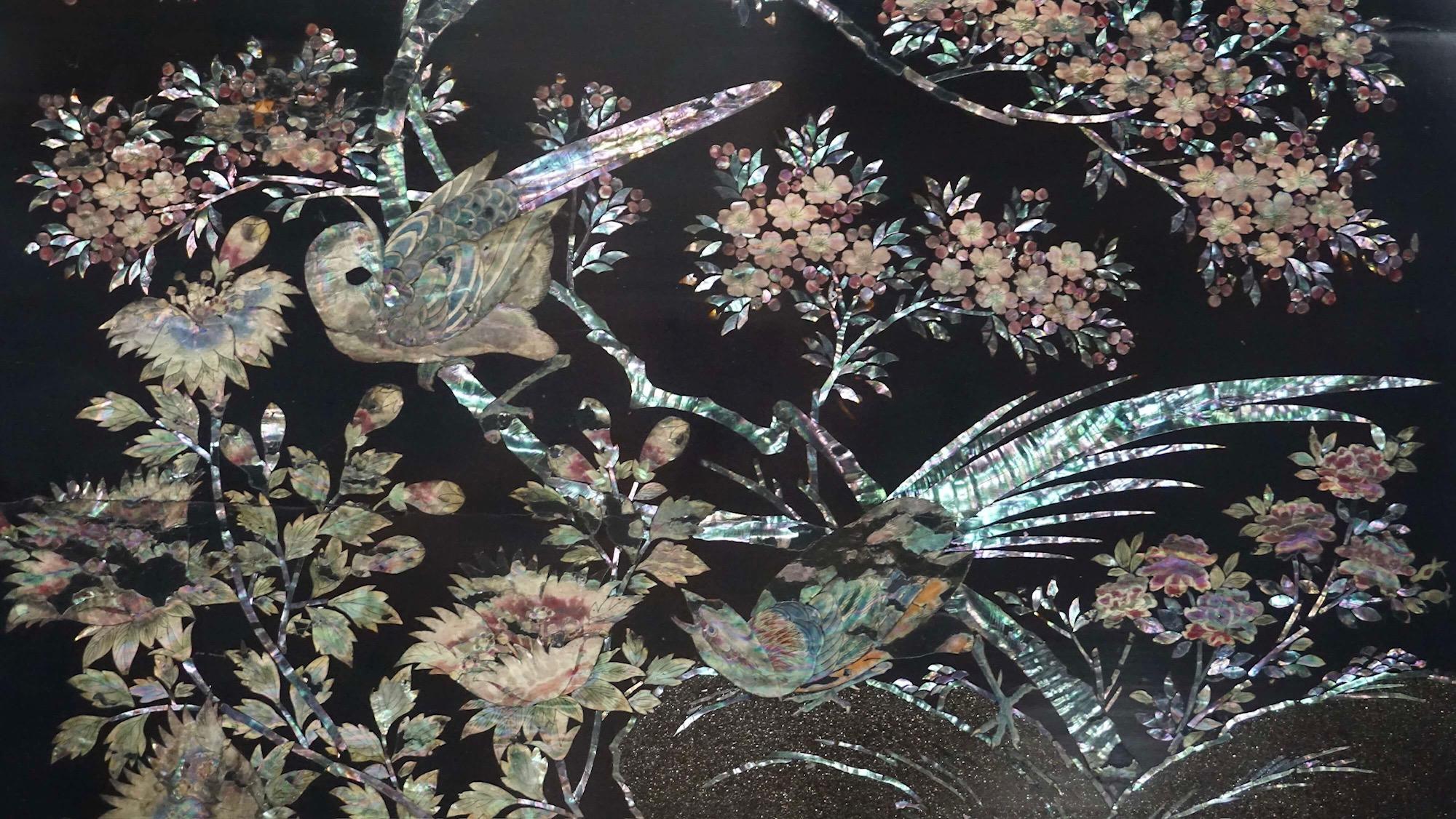 Japanese Export Lacquer and Abalone Inlaid Tilt-Top Stand, Nagasaki, circa 1840 For Sale 5