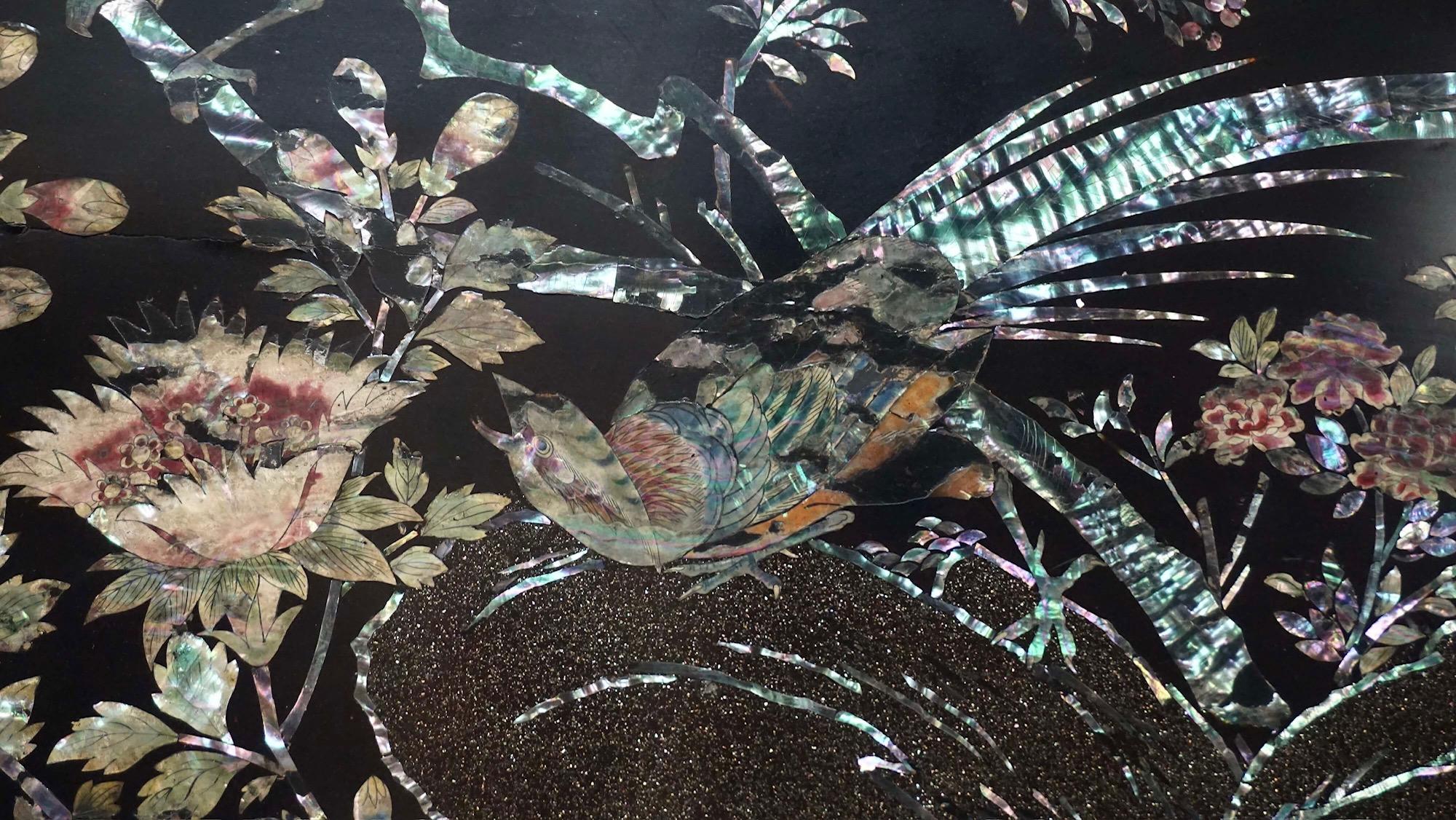 Japanese Export Lacquer and Abalone Inlaid Tilt-Top Stand, Nagasaki, circa 1840 For Sale 6