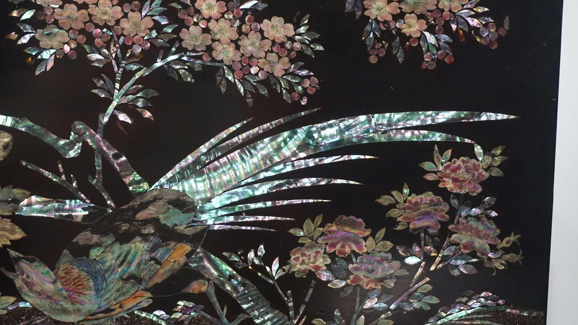 Japanese Export Lacquer and Abalone Inlaid Tilt-Top Stand, Nagasaki, circa 1840 For Sale 7