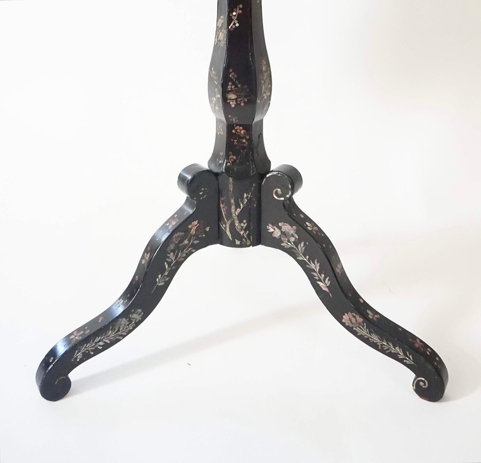 Japanese Export Lacquer and Abalone Inlaid Tilt-Top Stand, Nagasaki, circa 1840 For Sale 8