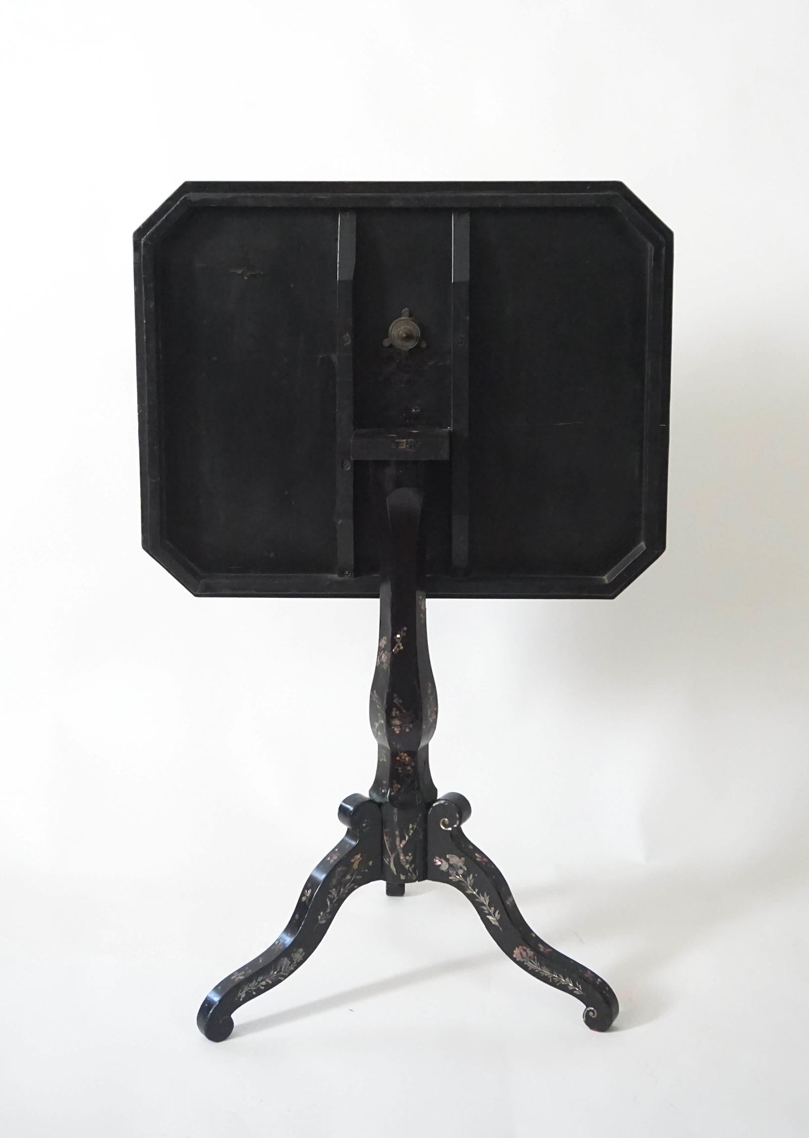 Japanese Export Lacquer and Abalone Inlaid Tilt-Top Stand, Nagasaki, circa 1840 For Sale 9