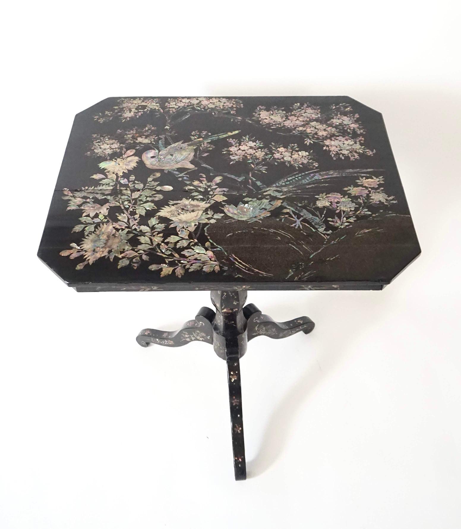 Hand-Crafted Japanese Export Lacquer and Abalone Inlaid Tilt-Top Stand, Nagasaki, circa 1840 For Sale