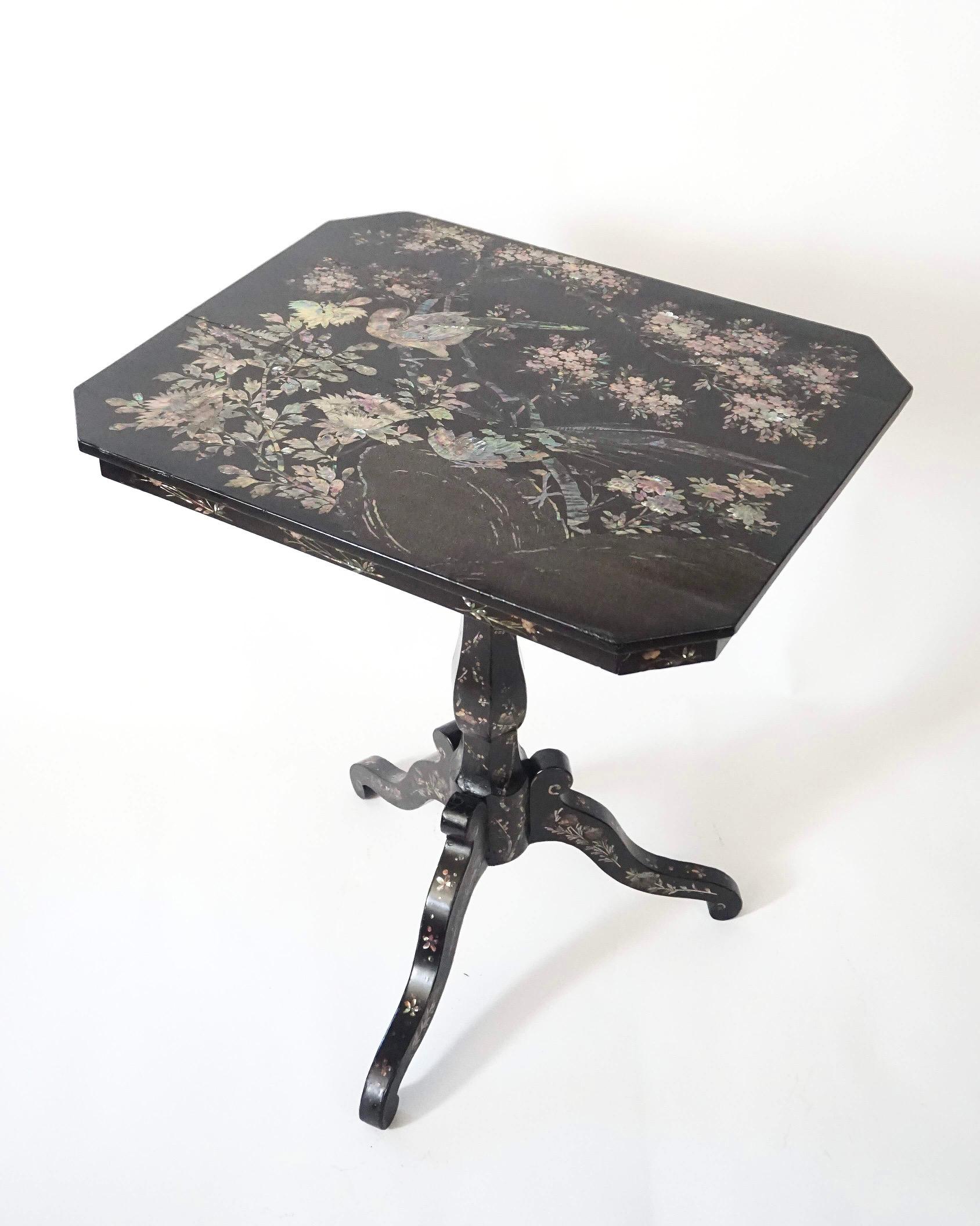 Japanese Export Lacquer and Abalone Inlaid Tilt-Top Stand, Nagasaki, circa 1840 In Good Condition For Sale In Kinderhook, NY