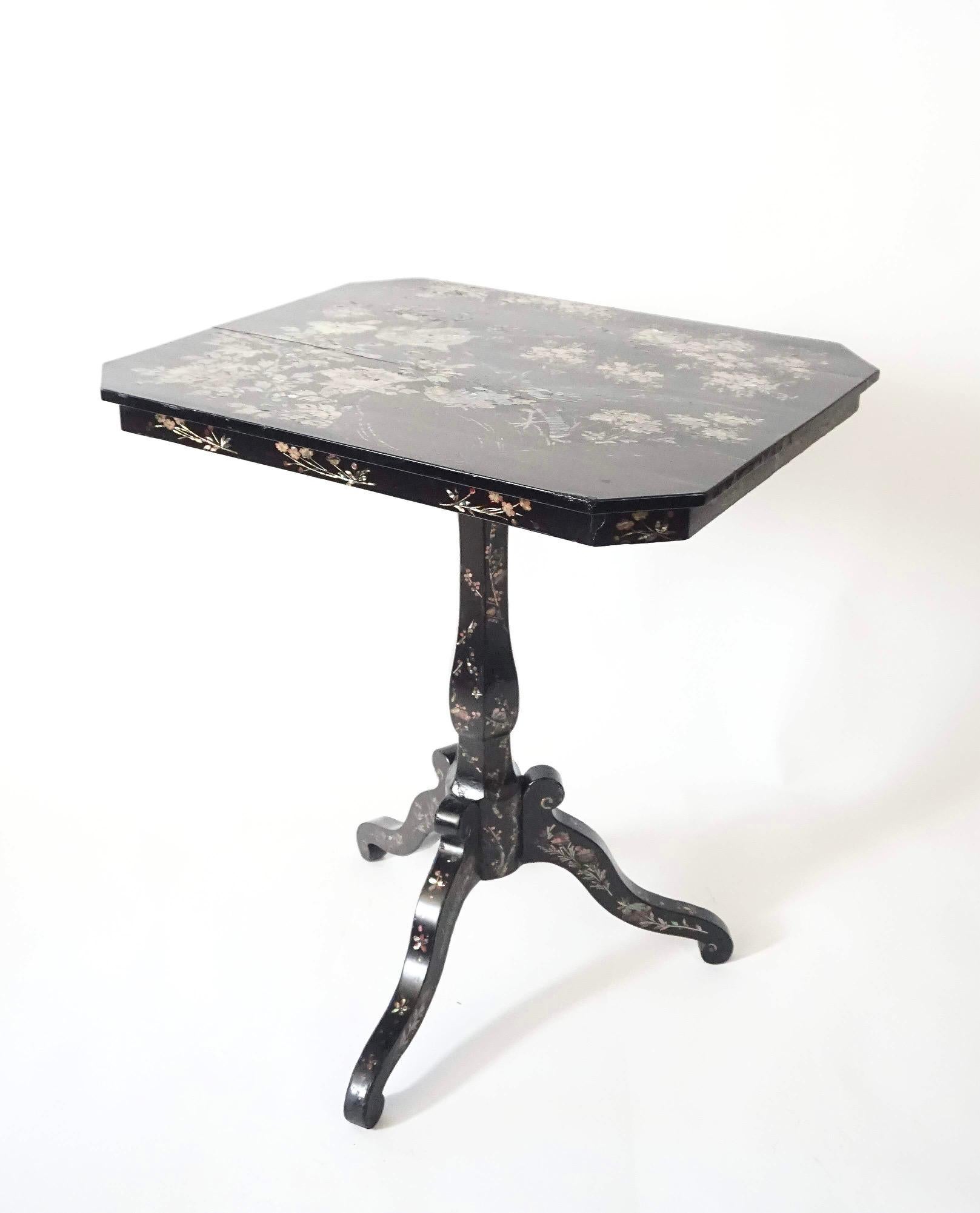 19th Century Japanese Export Lacquer and Abalone Inlaid Tilt-Top Stand, Nagasaki, circa 1840 For Sale