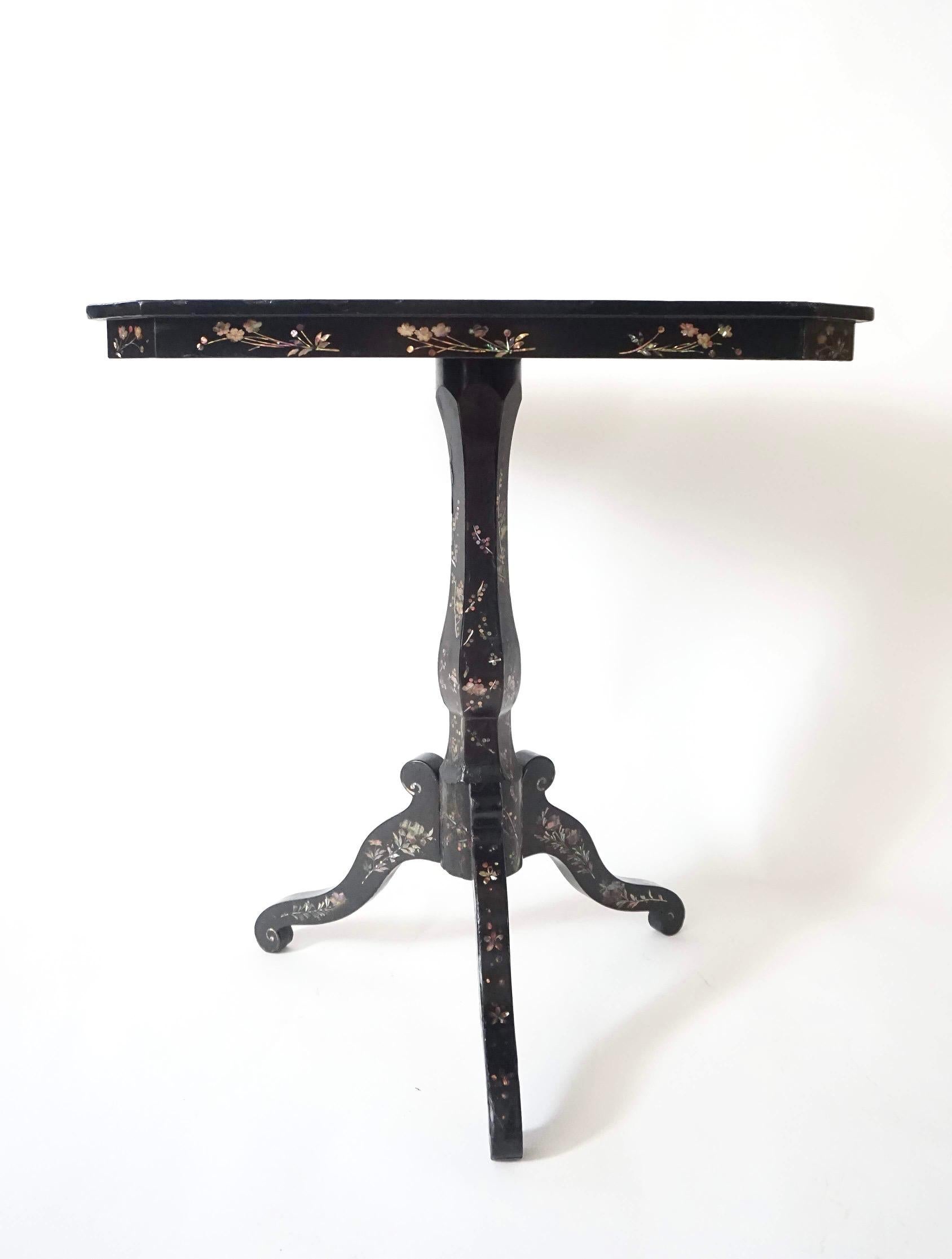 Brass Japanese Export Lacquer and Abalone Inlaid Tilt-Top Stand, Nagasaki, circa 1840 For Sale