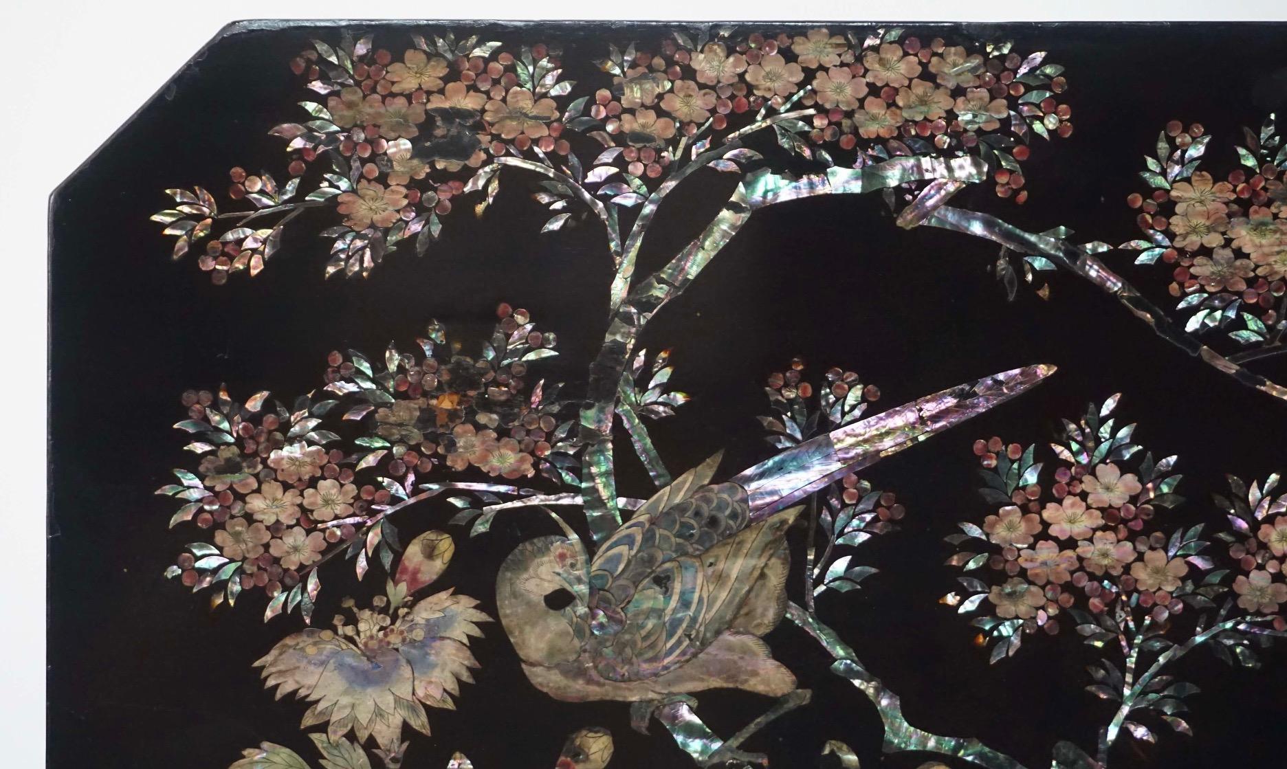 Japanese Export Lacquer and Abalone Inlaid Tilt-Top Stand, Nagasaki, circa 1840 For Sale 1