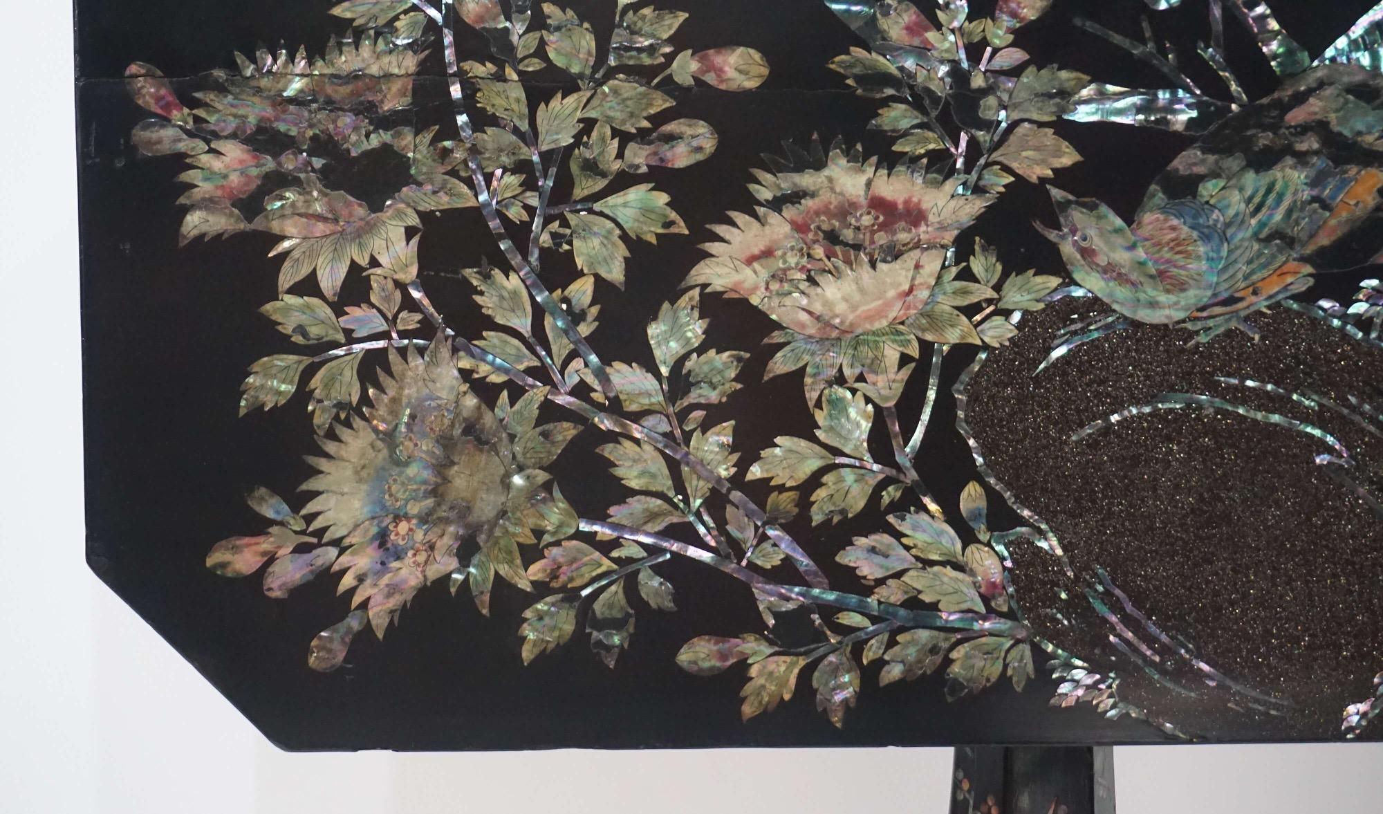 Japanese Export Lacquer and Abalone Inlaid Tilt-Top Stand, Nagasaki, circa 1840 For Sale 2