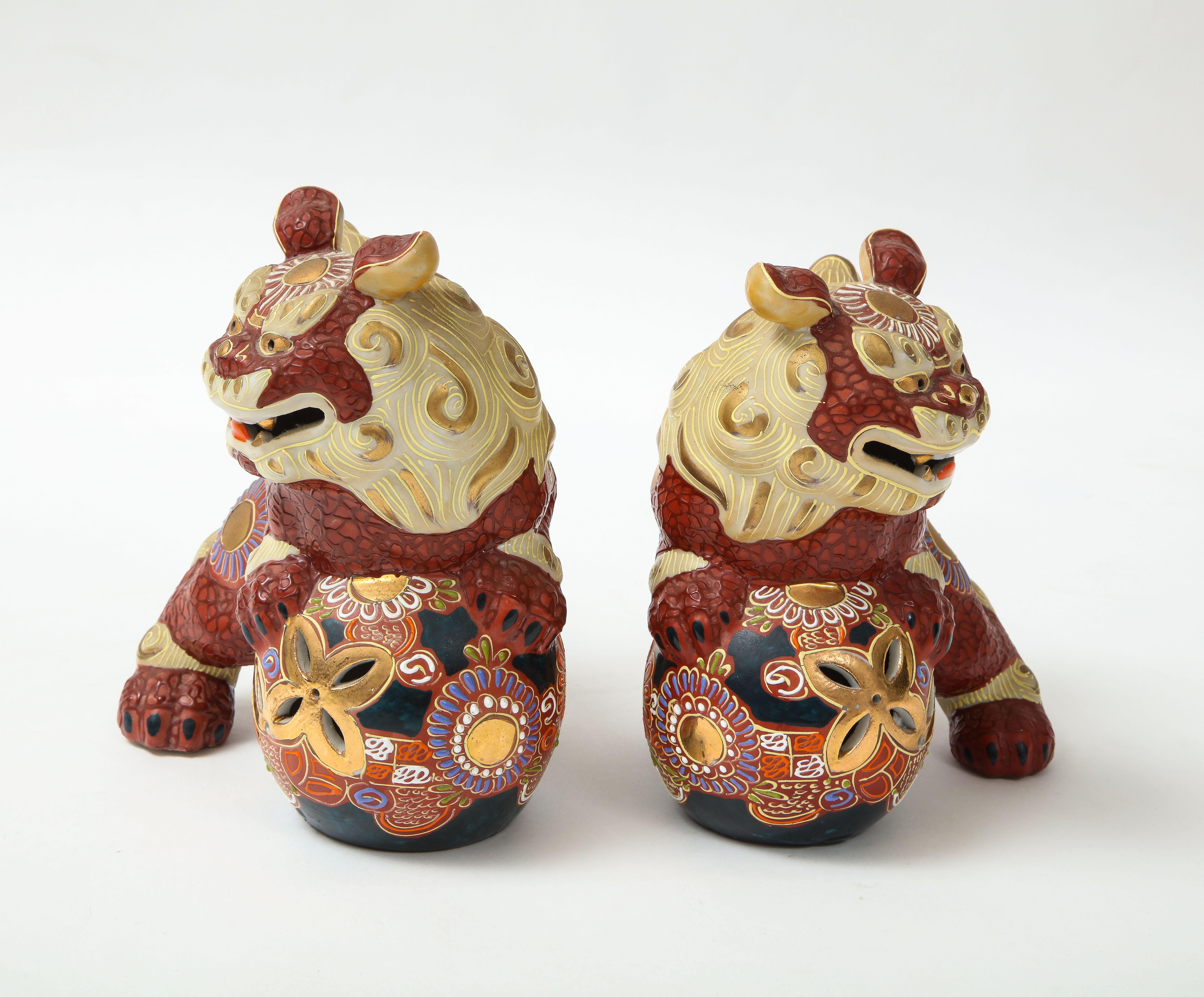 20ième siècle Porcelaine d'exportation japonaise - Chiens Foo en vente