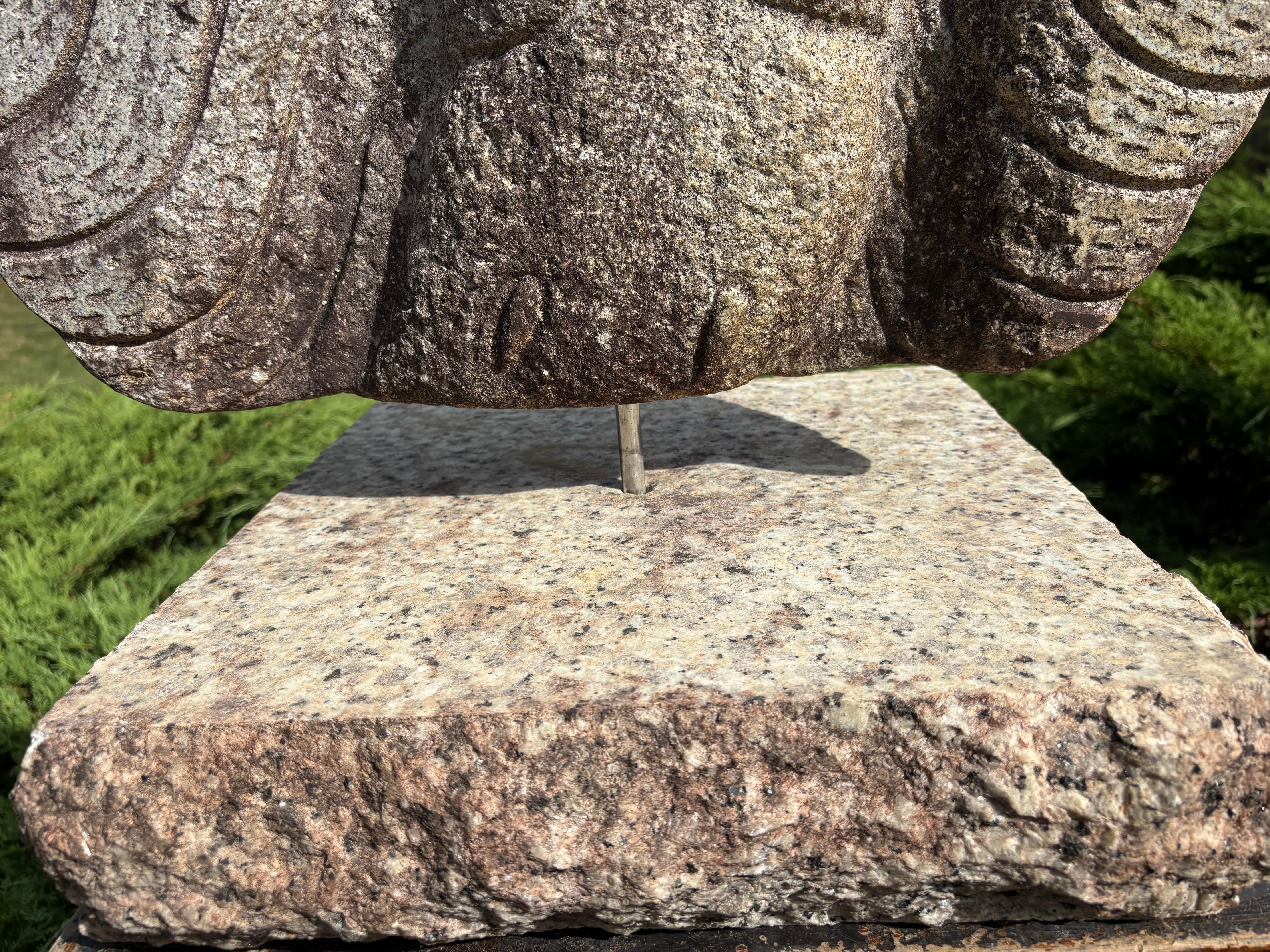 Japanische Außergewöhnliche Hand geschnitzte Granit Eule Garten Skulptur mit Basis im Angebot 4