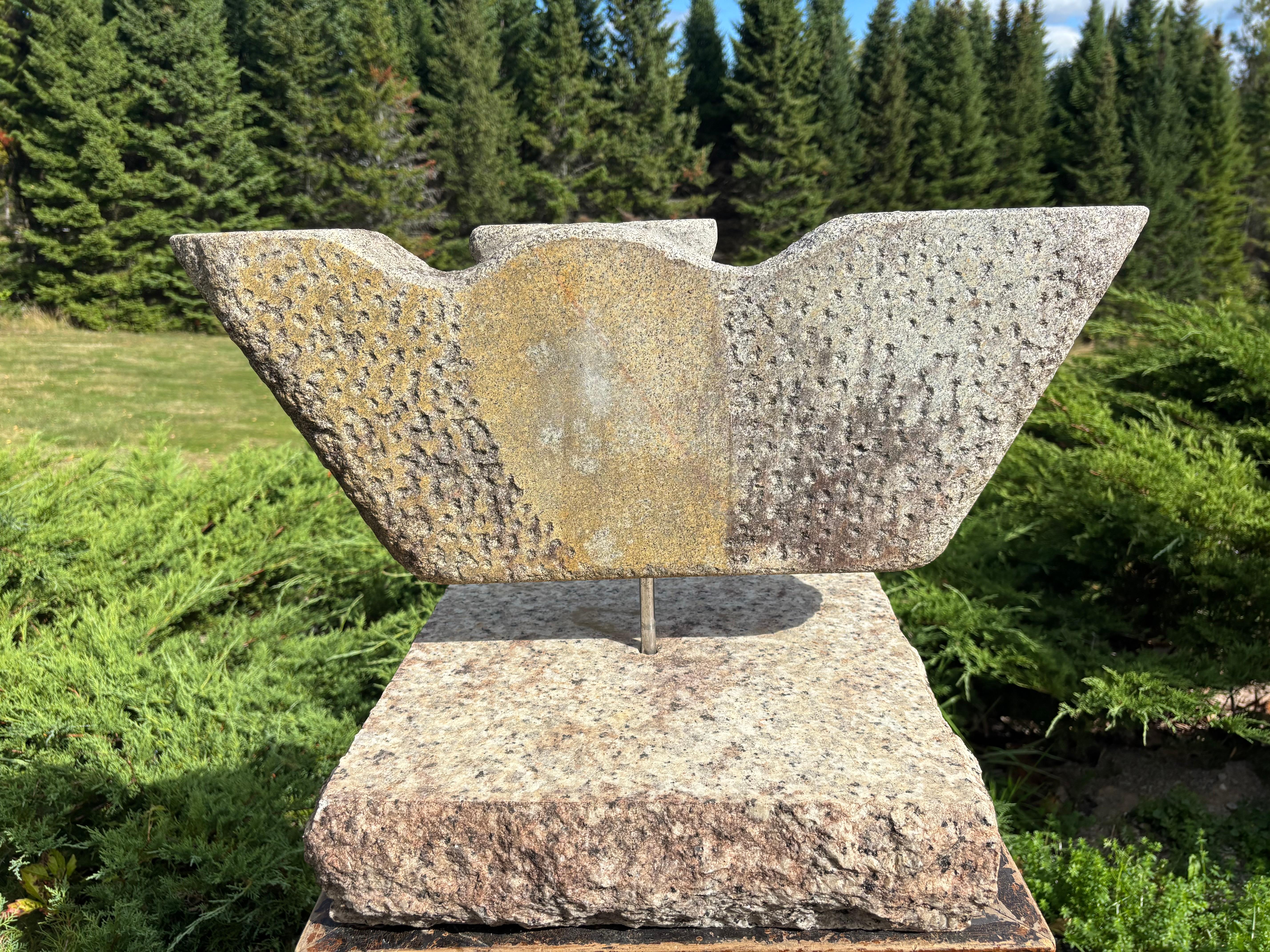 Japanische Außergewöhnliche Hand geschnitzte Granit Eule Garten Skulptur mit Basis im Angebot 5
