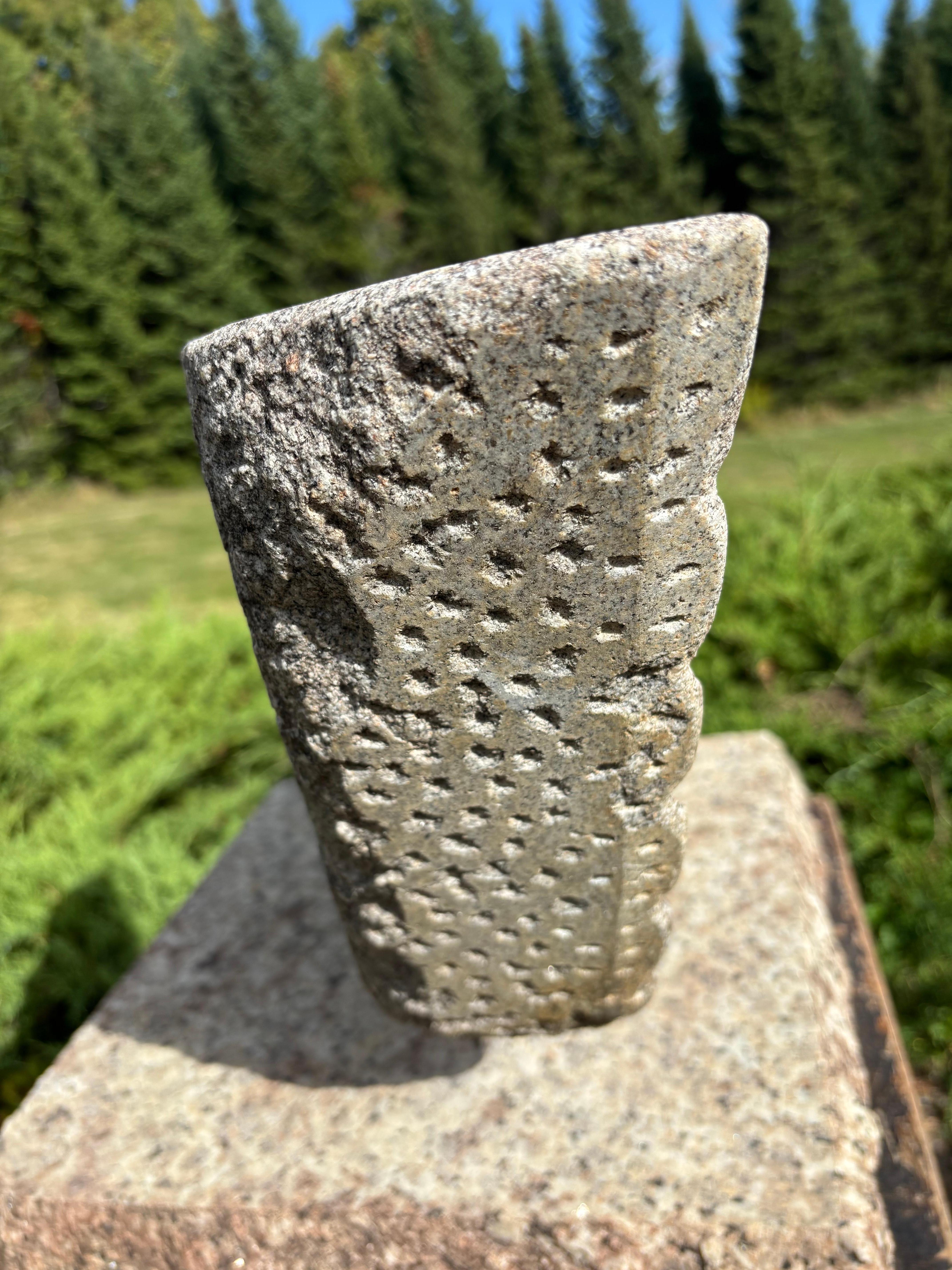 Japanische Außergewöhnliche Hand geschnitzte Granit Eule Garten Skulptur mit Basis im Angebot 7