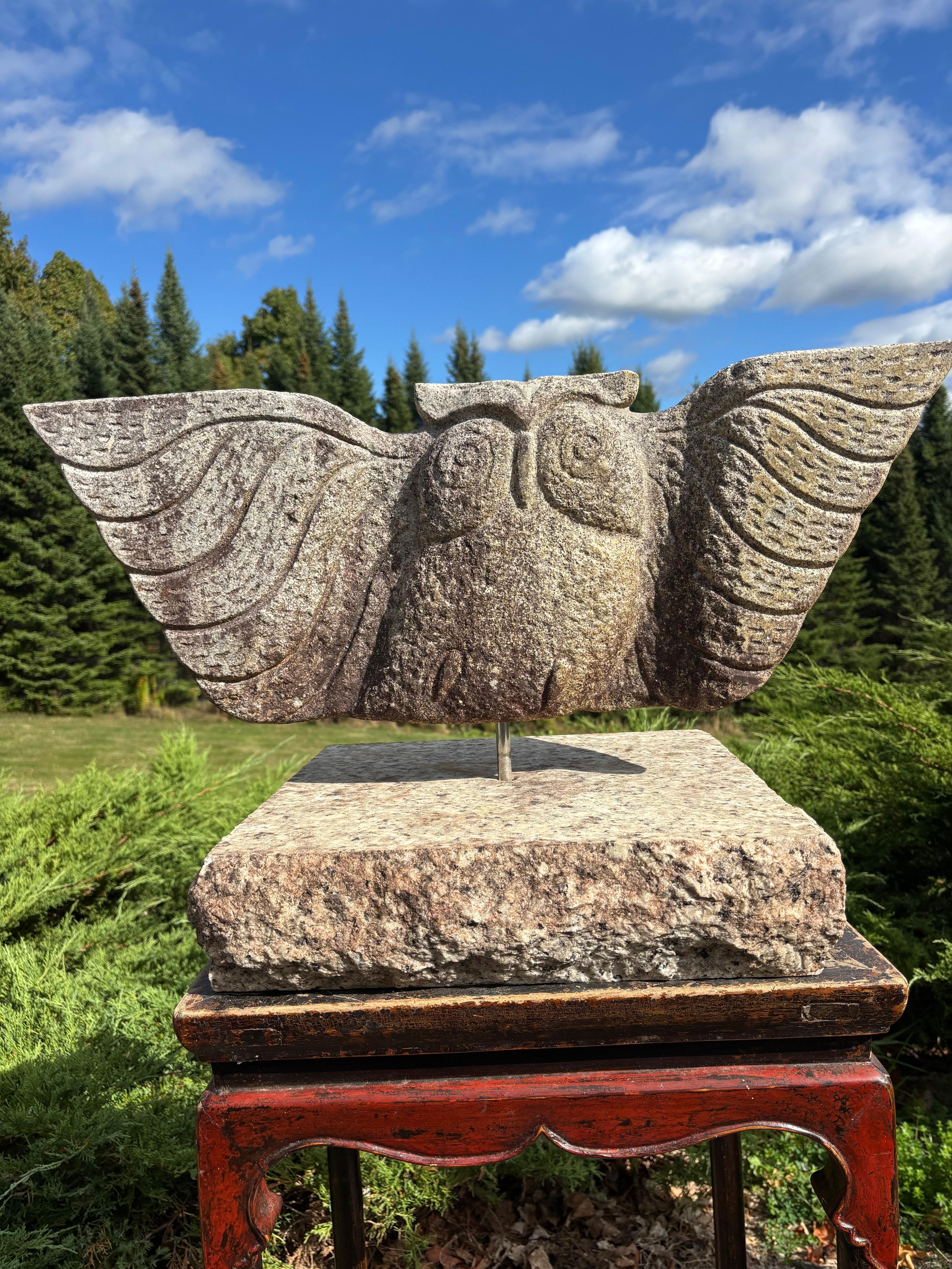 Japanische Außergewöhnliche Hand geschnitzte Granit Eule Garten Skulptur mit Basis (Showa) im Angebot