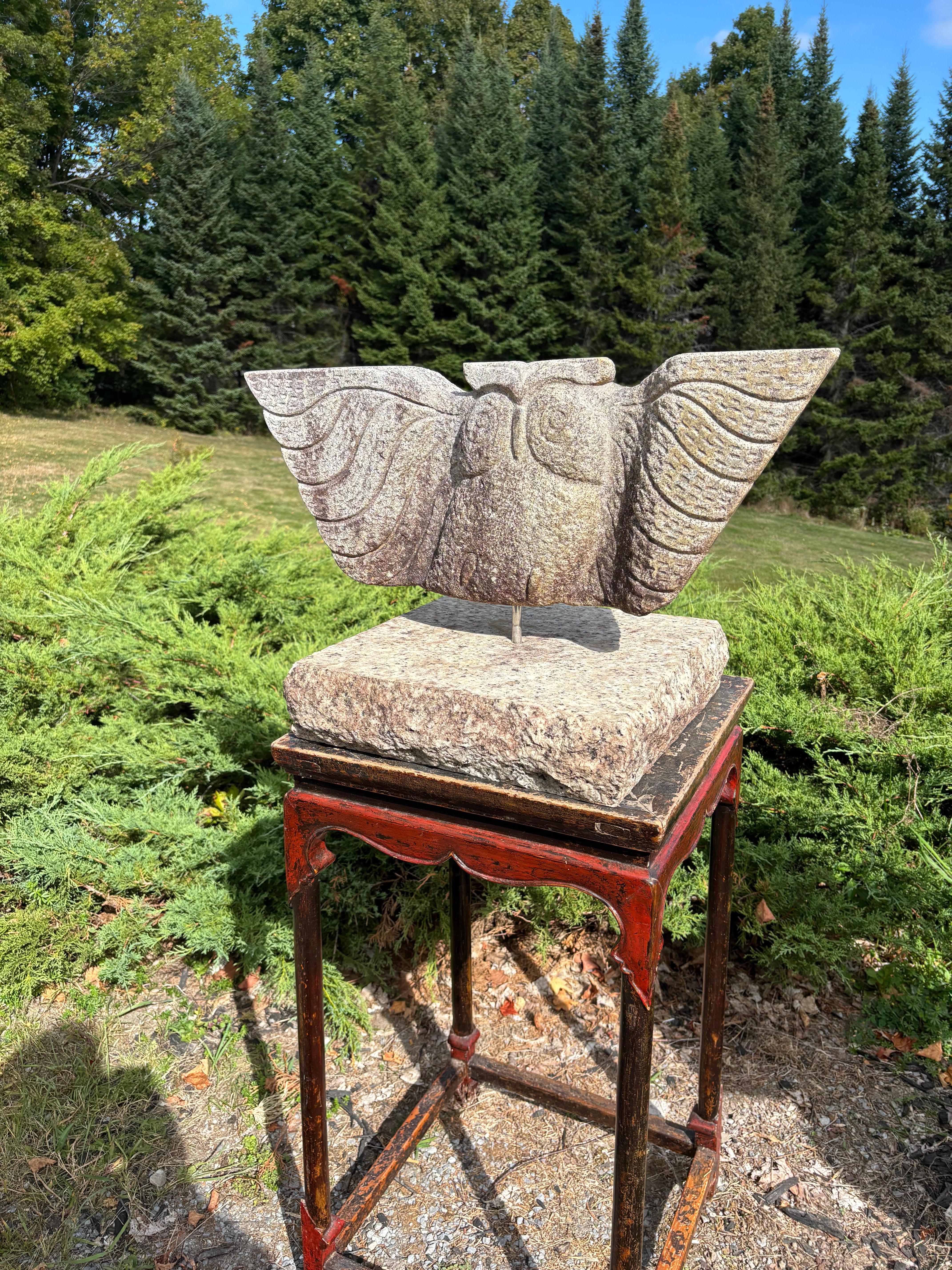 Japanische Außergewöhnliche Hand geschnitzte Granit Eule Garten Skulptur mit Basis (Handgefertigt) im Angebot