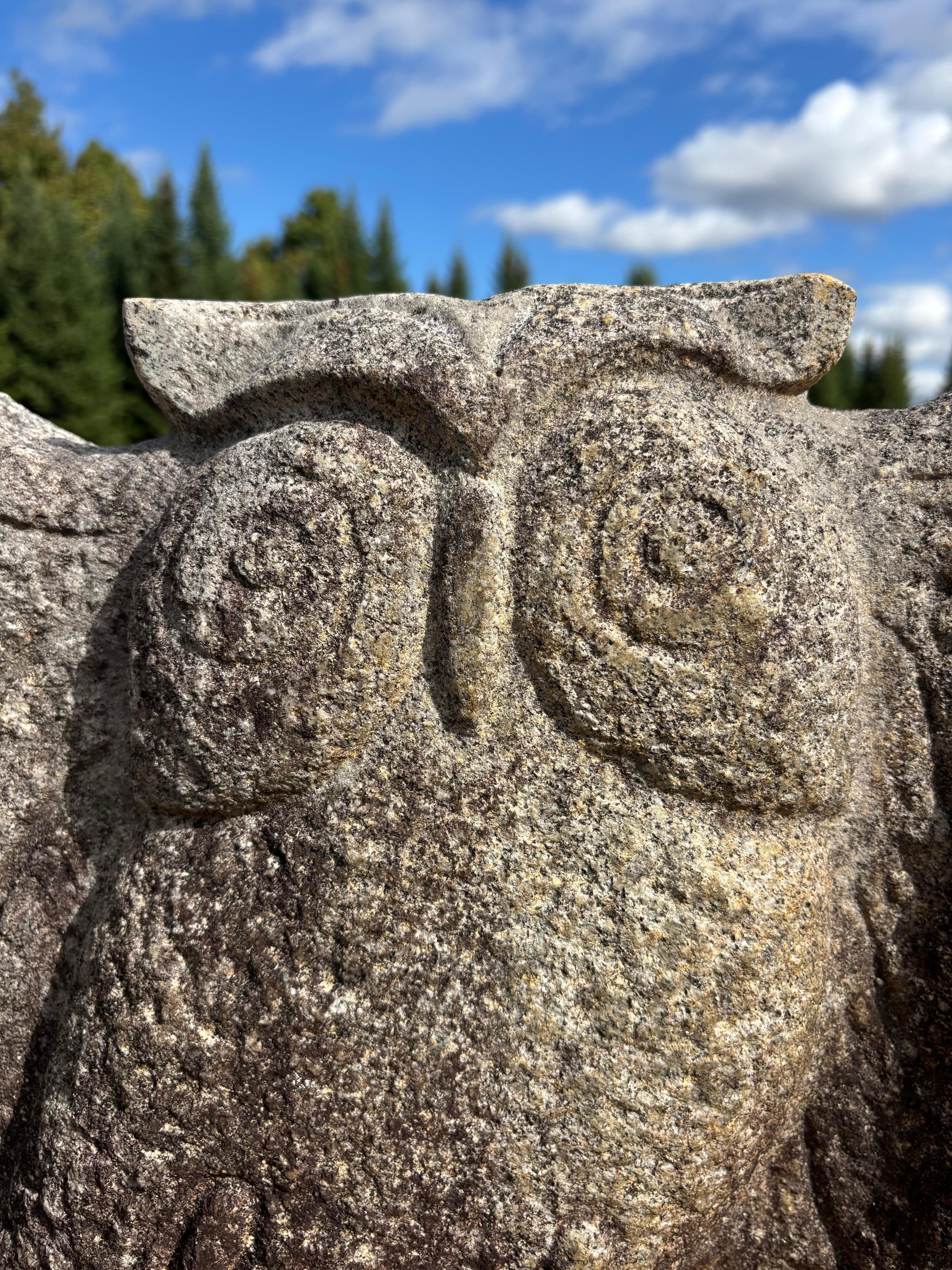Japanische Außergewöhnliche Hand geschnitzte Granit Eule Garten Skulptur mit Basis im Zustand „Gut“ im Angebot in South Burlington, VT