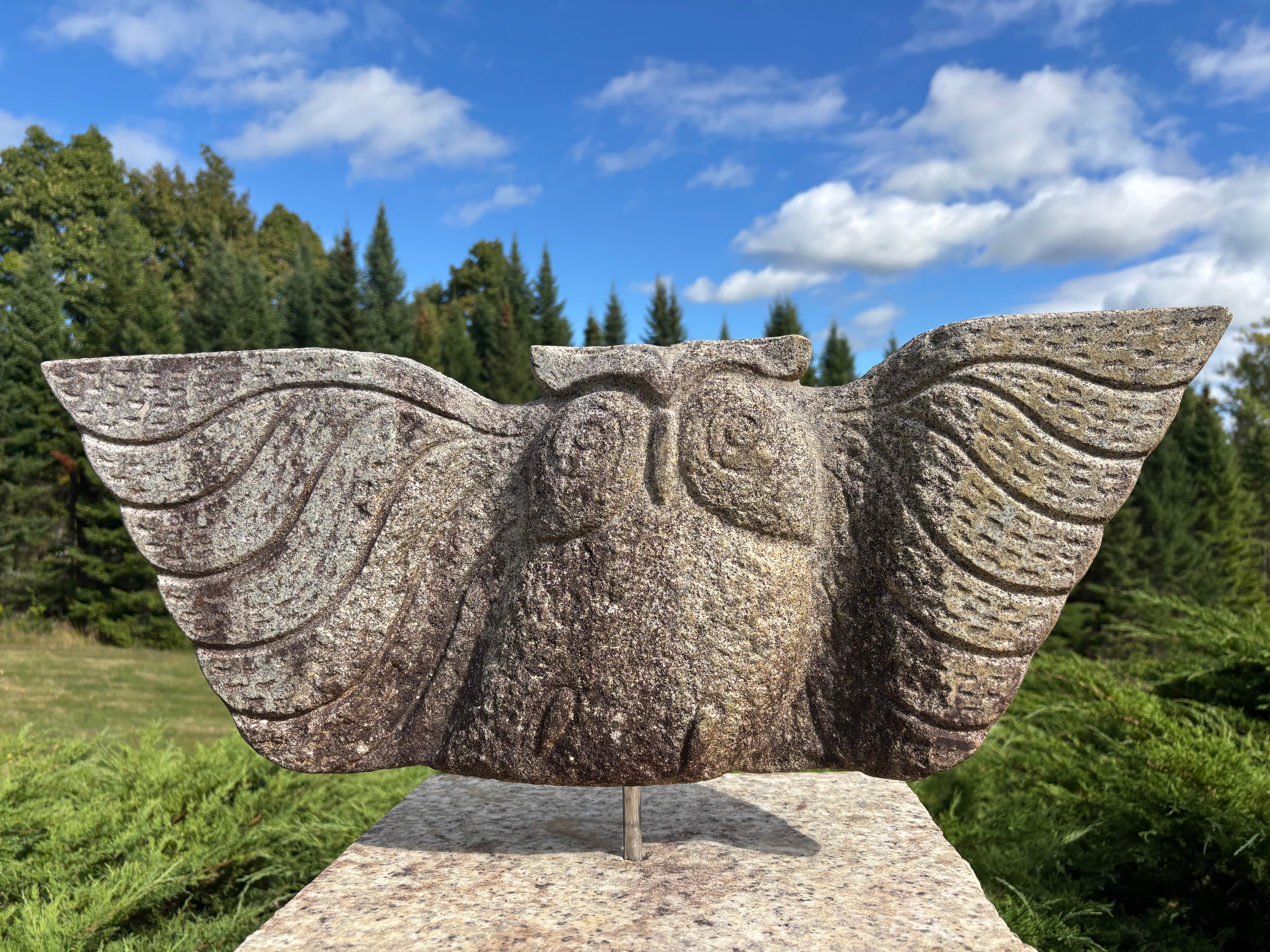 Japanische Außergewöhnliche Hand geschnitzte Granit Eule Garten Skulptur mit Basis (20. Jahrhundert) im Angebot