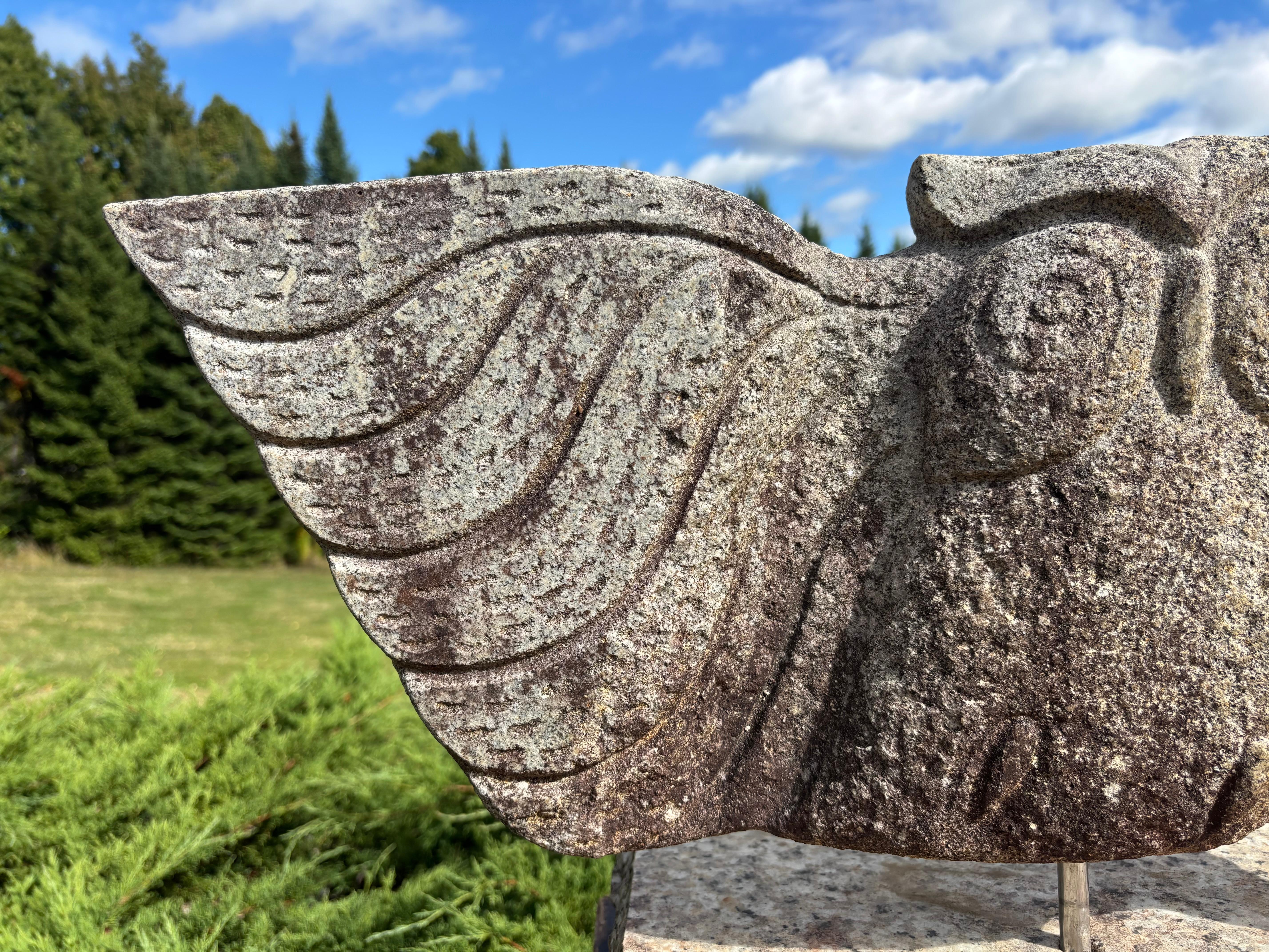 Japanische Außergewöhnliche Hand geschnitzte Granit Eule Garten Skulptur mit Basis im Angebot 1
