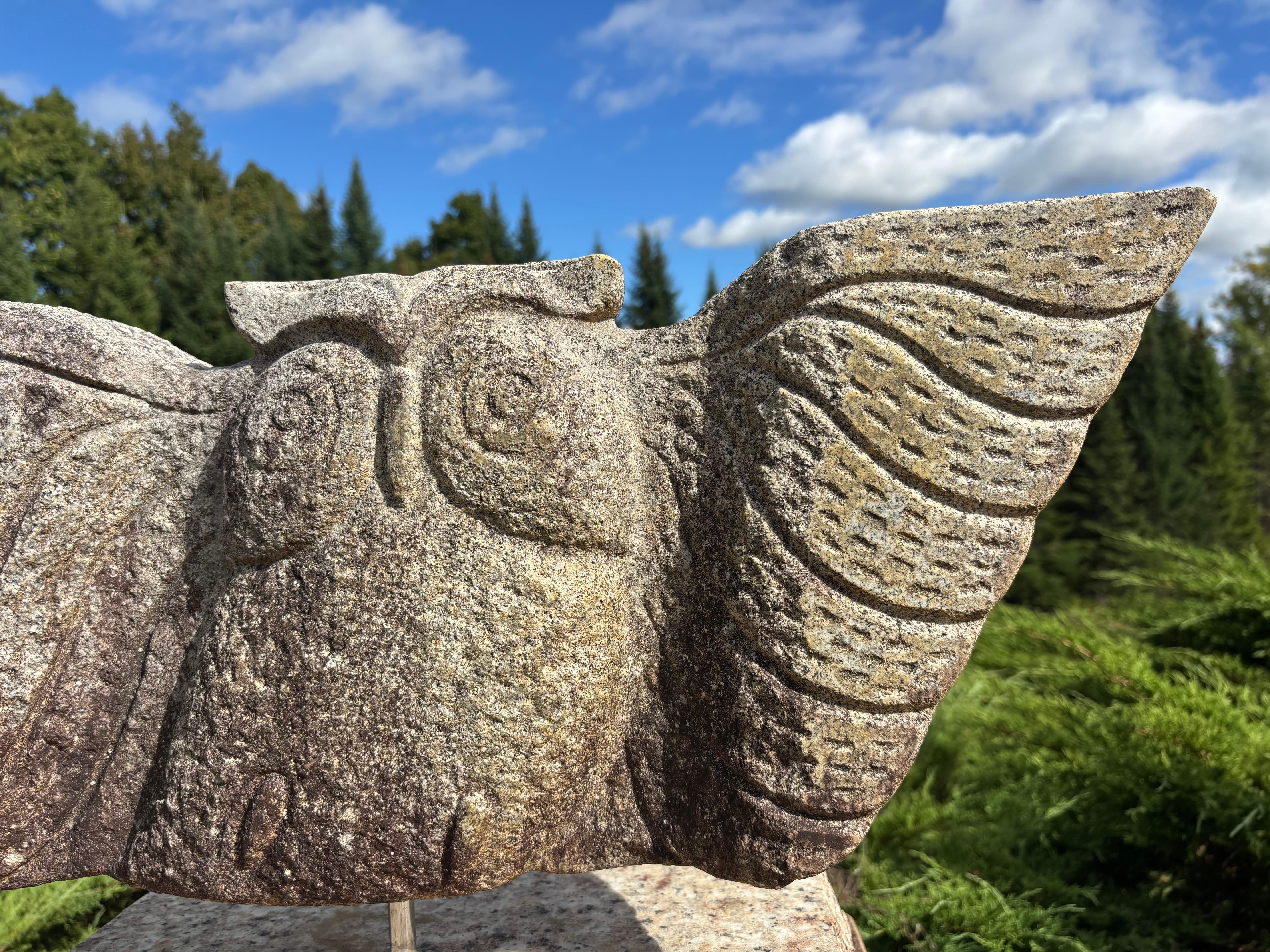 Japanische Außergewöhnliche Hand geschnitzte Granit Eule Garten Skulptur mit Basis im Angebot 2