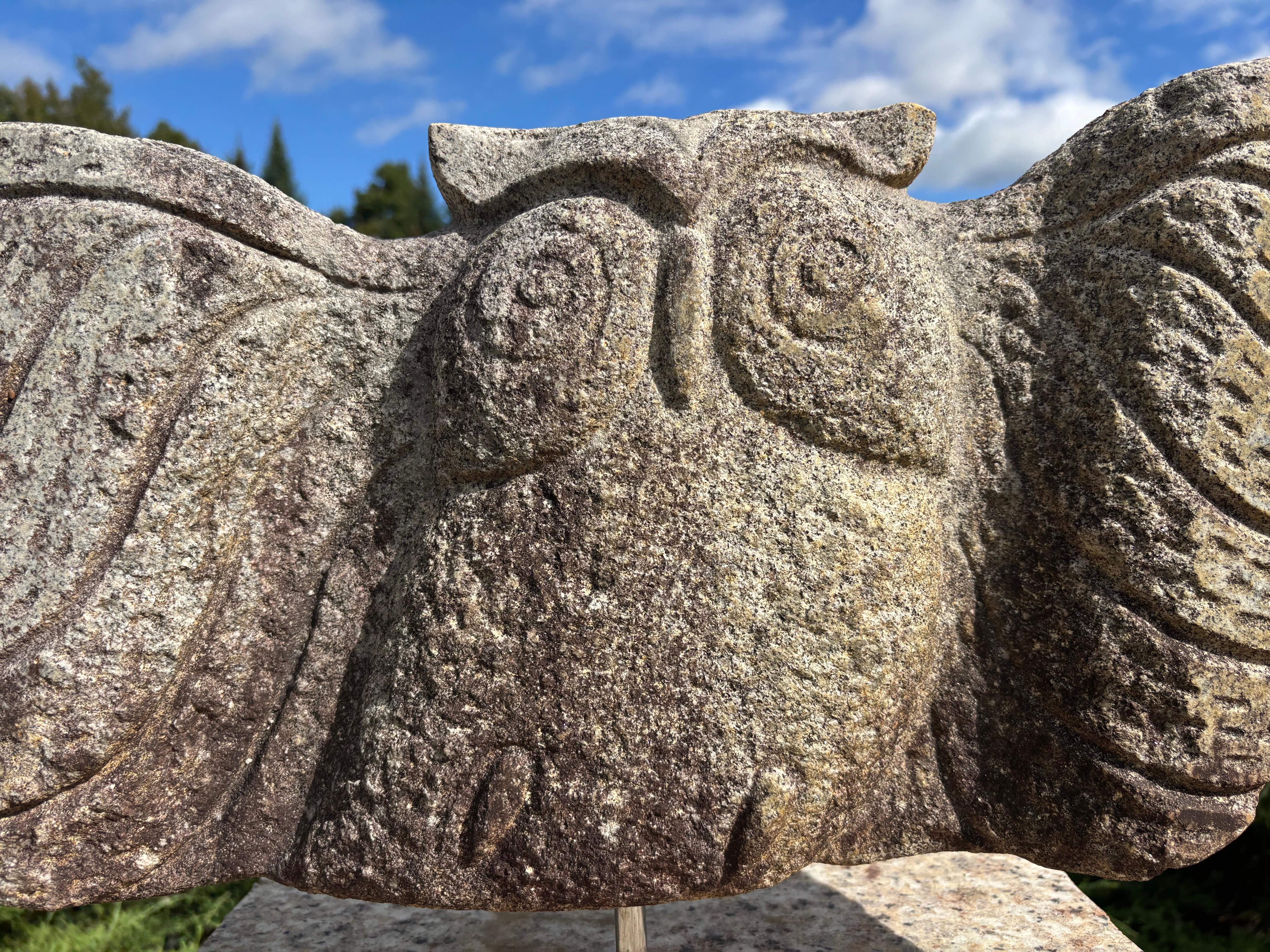 Japanische Außergewöhnliche Hand geschnitzte Granit Eule Garten Skulptur mit Basis im Angebot 3