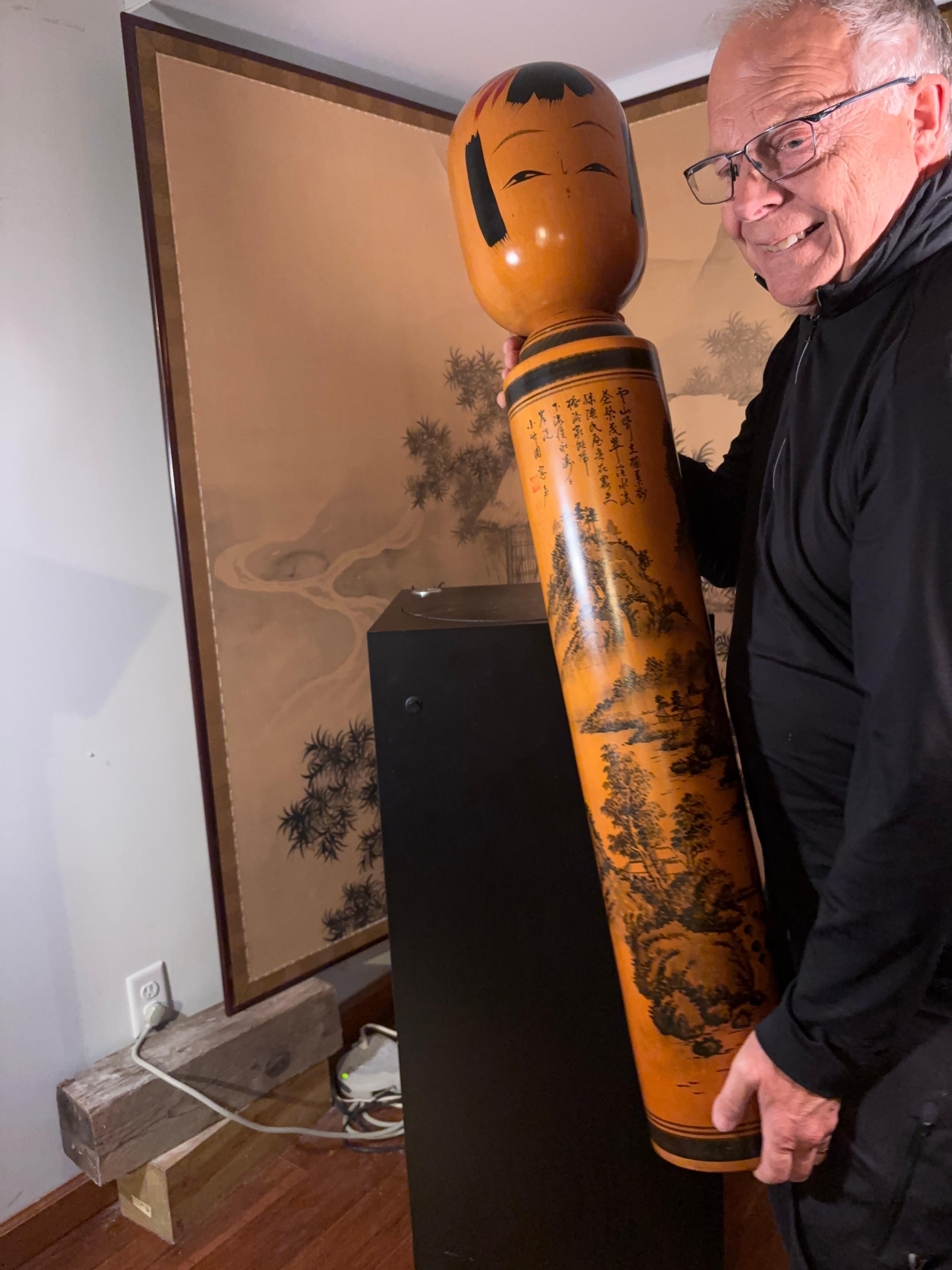 Japanische außergewöhnliche hohe 44 Zoll Kokeshi-Puppe, signiert im Angebot 9