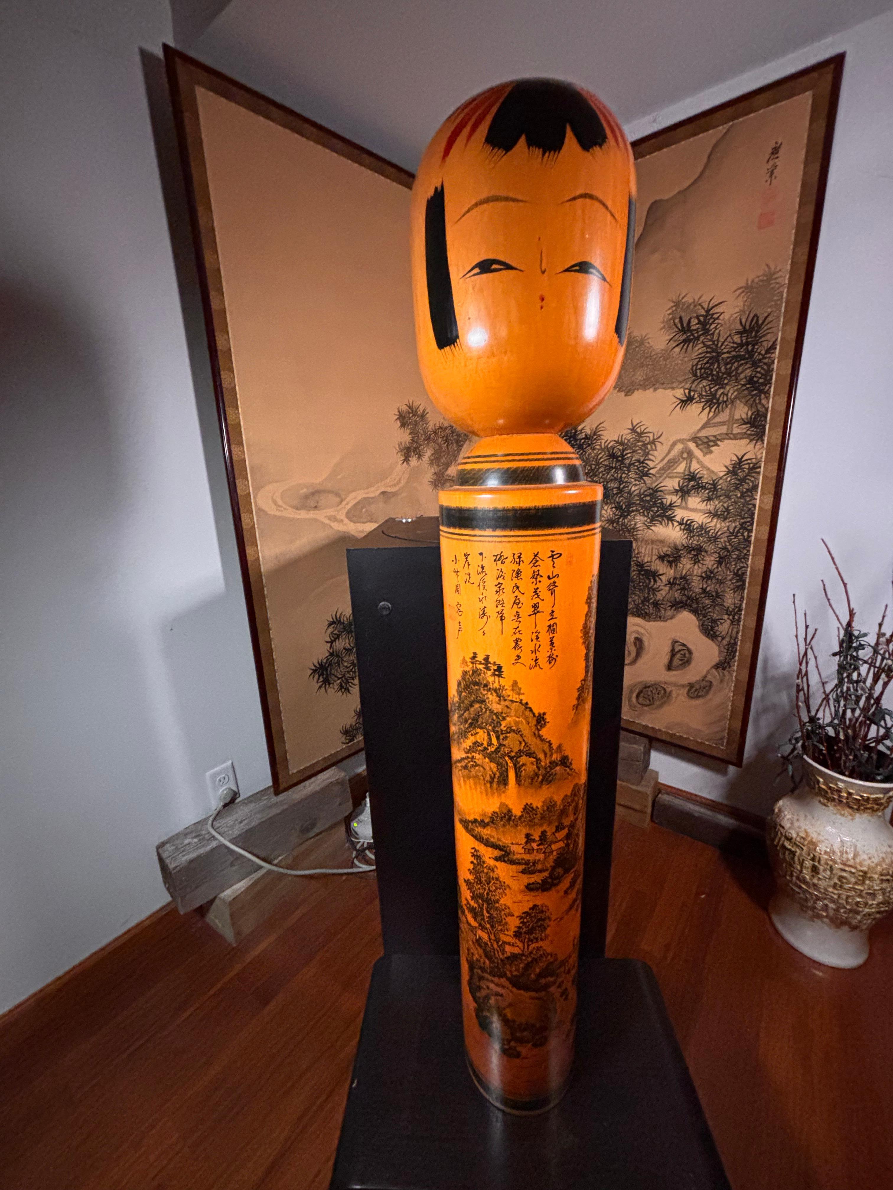 Japanische außergewöhnliche hohe 44 Zoll Kokeshi-Puppe, signiert (Showa) im Angebot