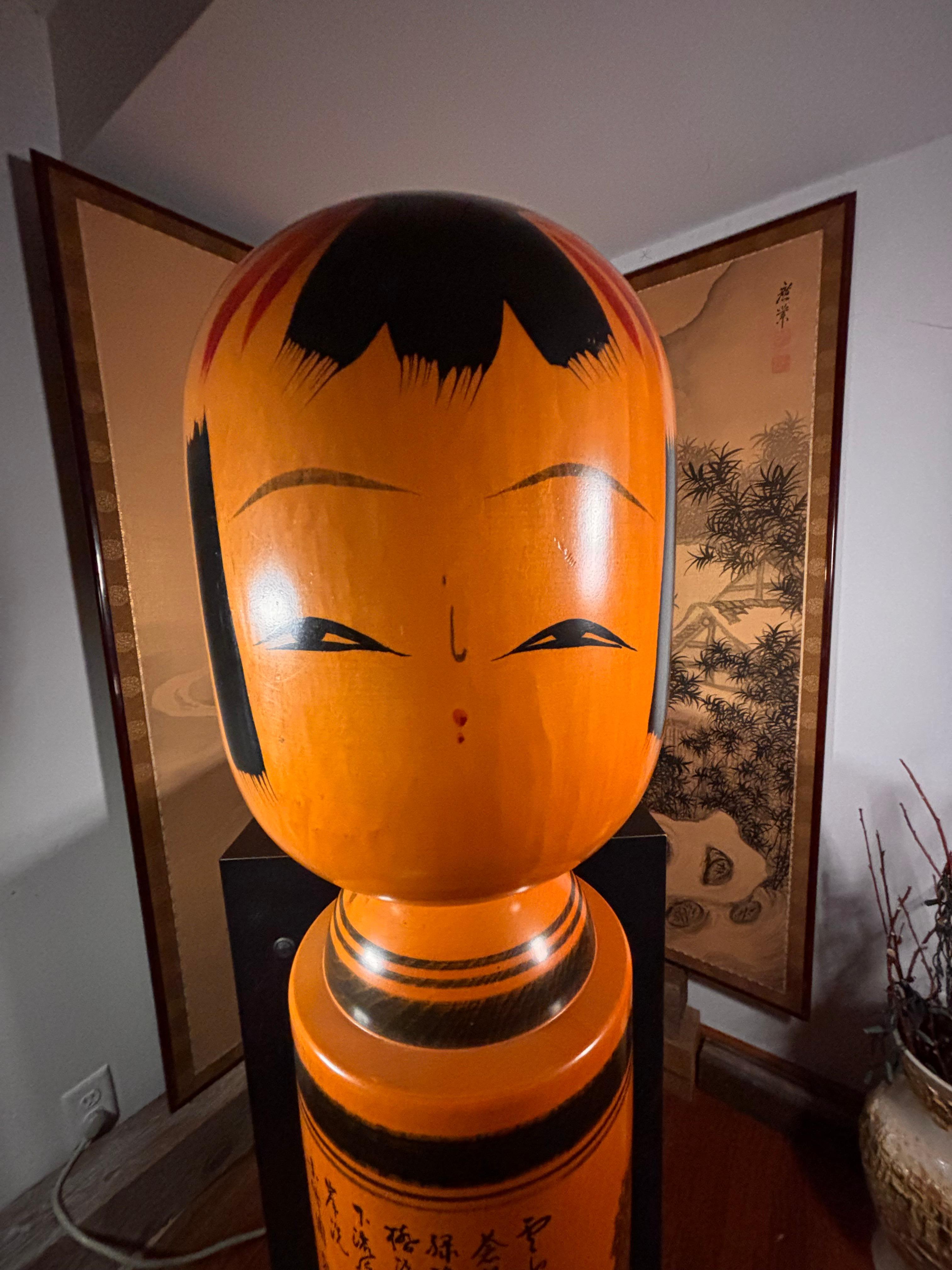 Japanische außergewöhnliche hohe 44 Zoll Kokeshi-Puppe, signiert (Handgefertigt) im Angebot