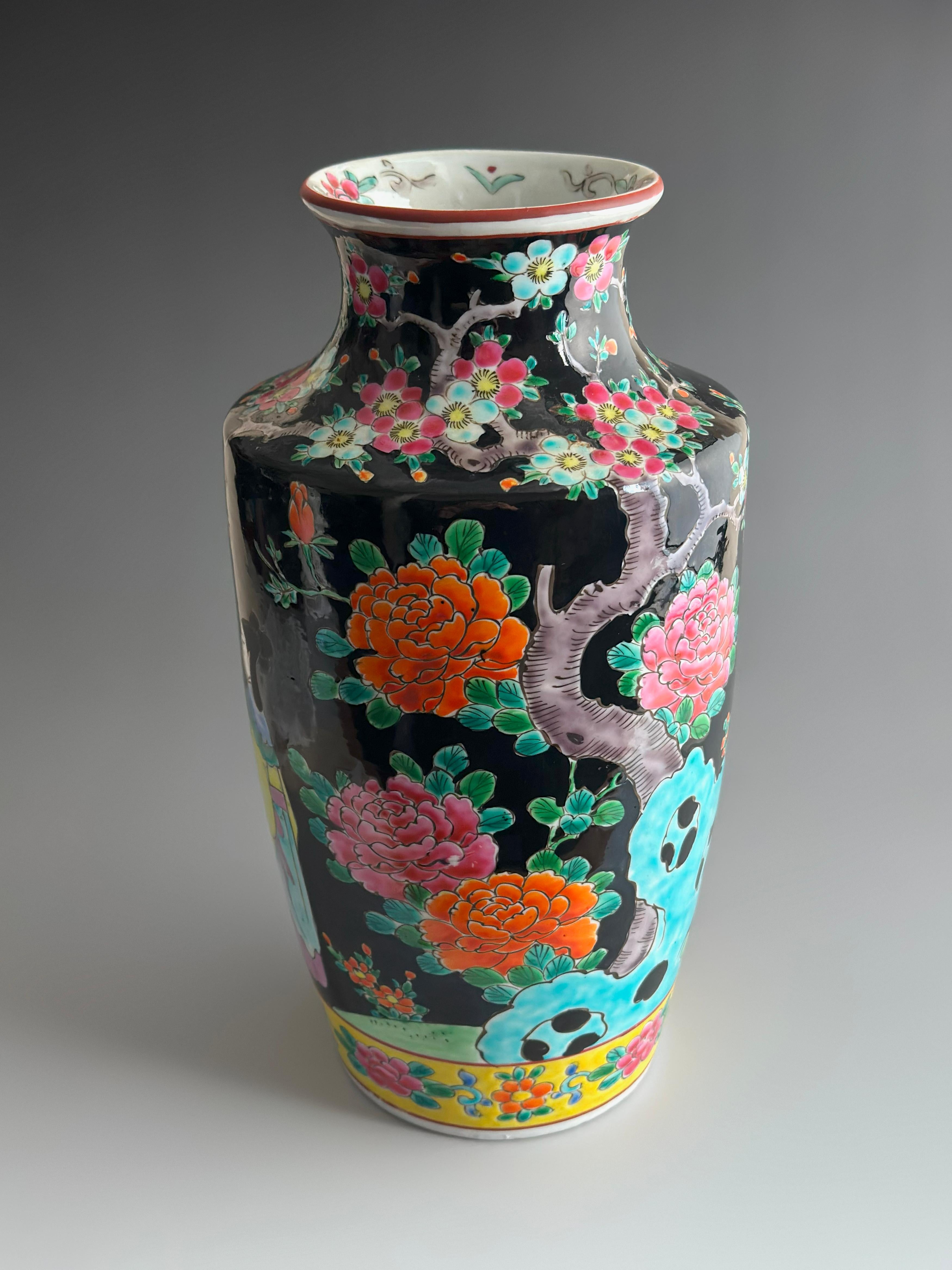 Japanese Famille Noire Porcelain Rouleau Vase by Yamatoku, Arita, 1950s Japonés en venta