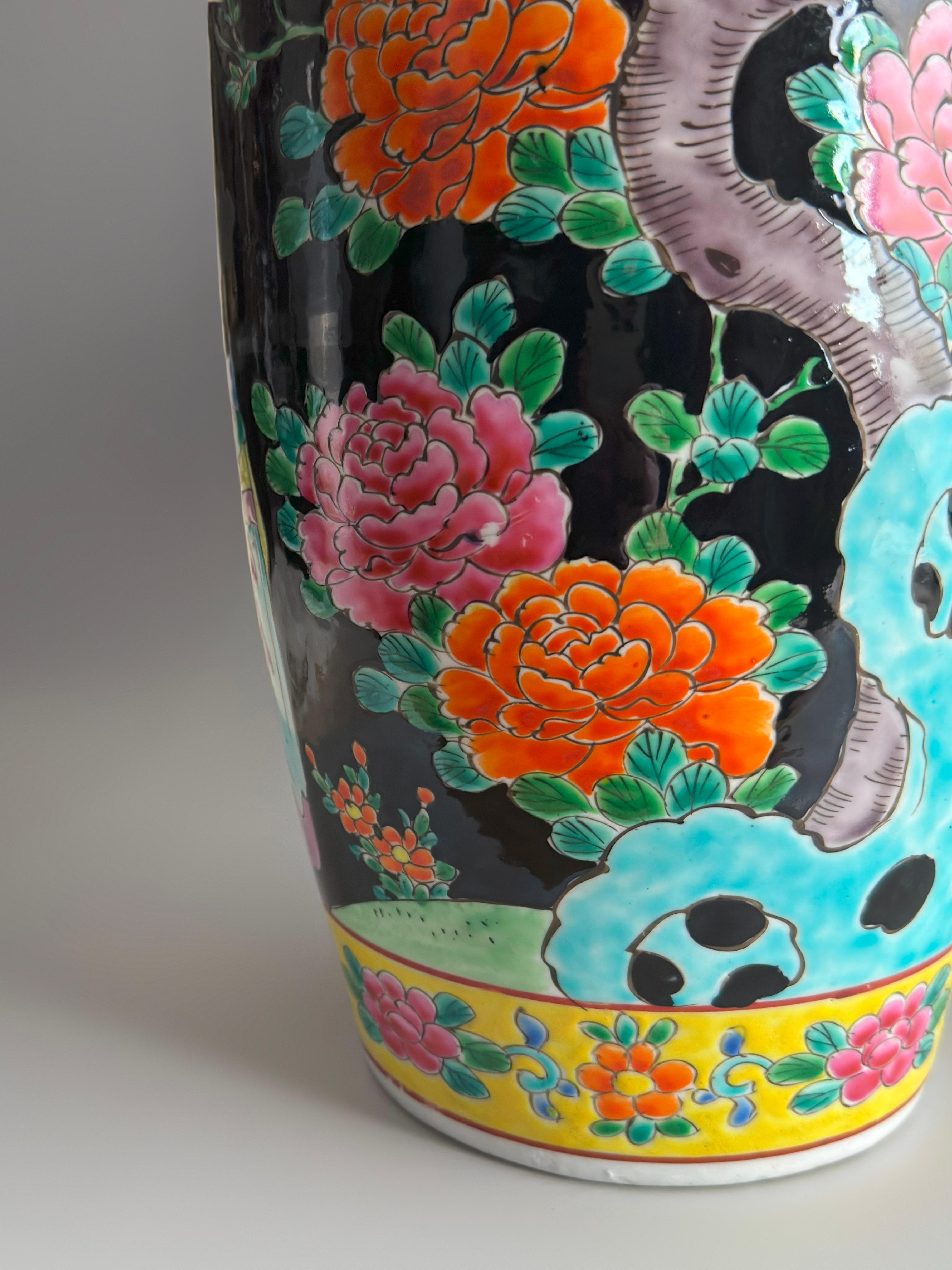 Japanese Famille Noire Porcelain Rouleau Vase by Yamatoku, Arita, 1950s Esmaltado en venta