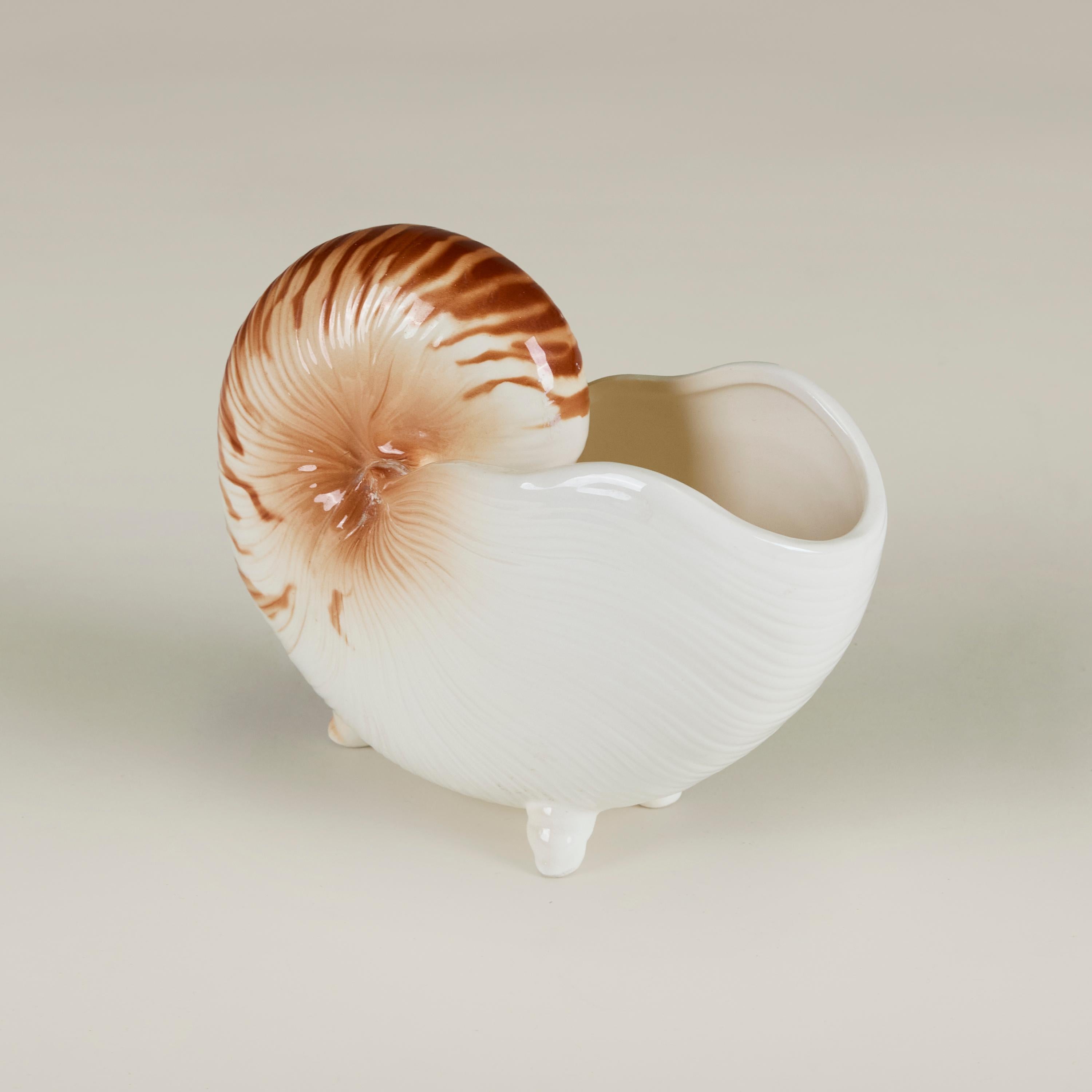 Ceramica Fioriera giapponese in ceramica dipinta a mano Nautilus di Fitz and Floyd 1980 in vendita