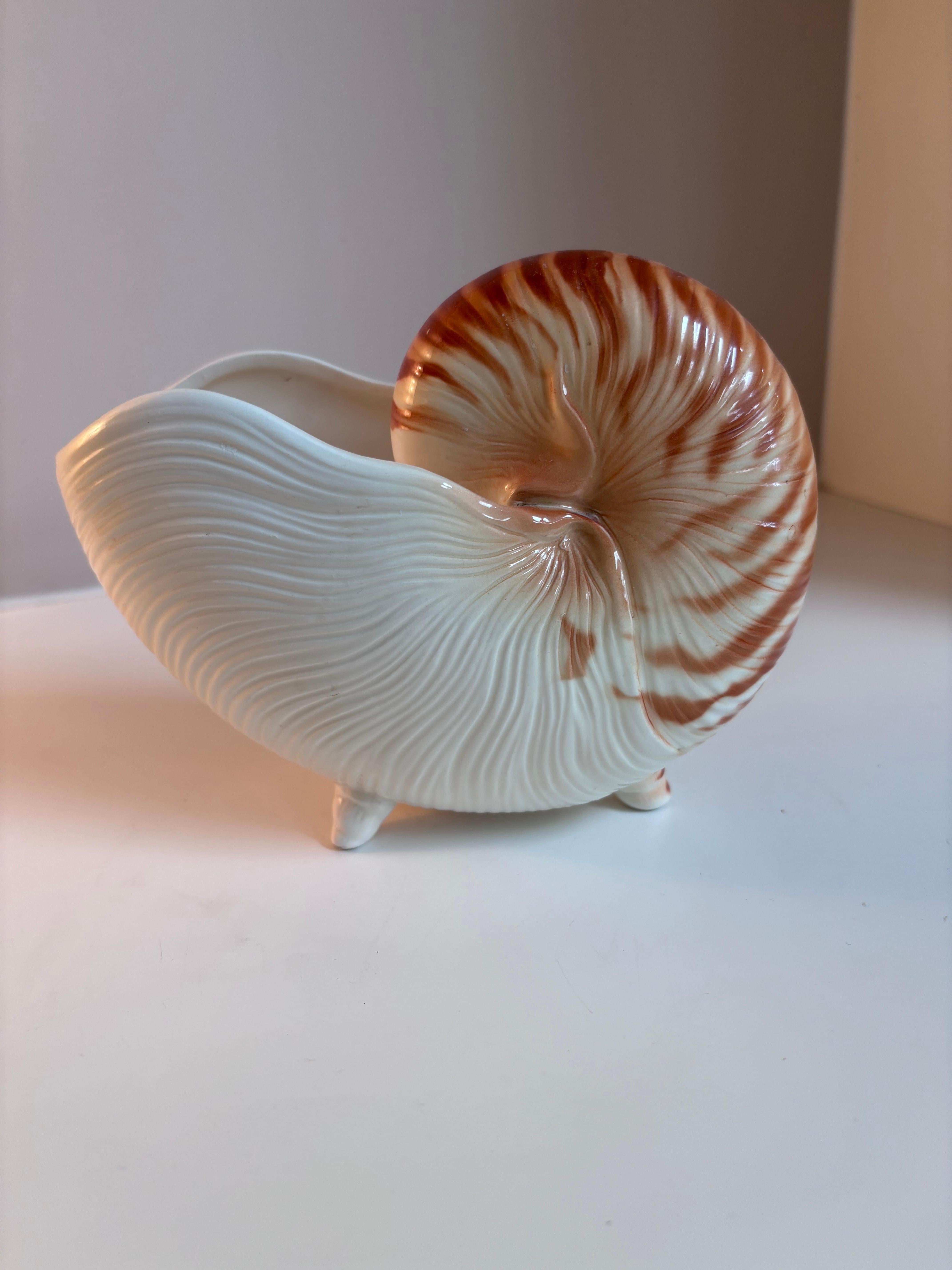 Hollywood Regency vintage peint à la main Nautilus jardinière en céramique, bol à pied, accessoire de salle de bains, pièce maîtresse ou sculpture nautique. Fabriqué au Japon vers 1980. Signé. En très bon état. 
