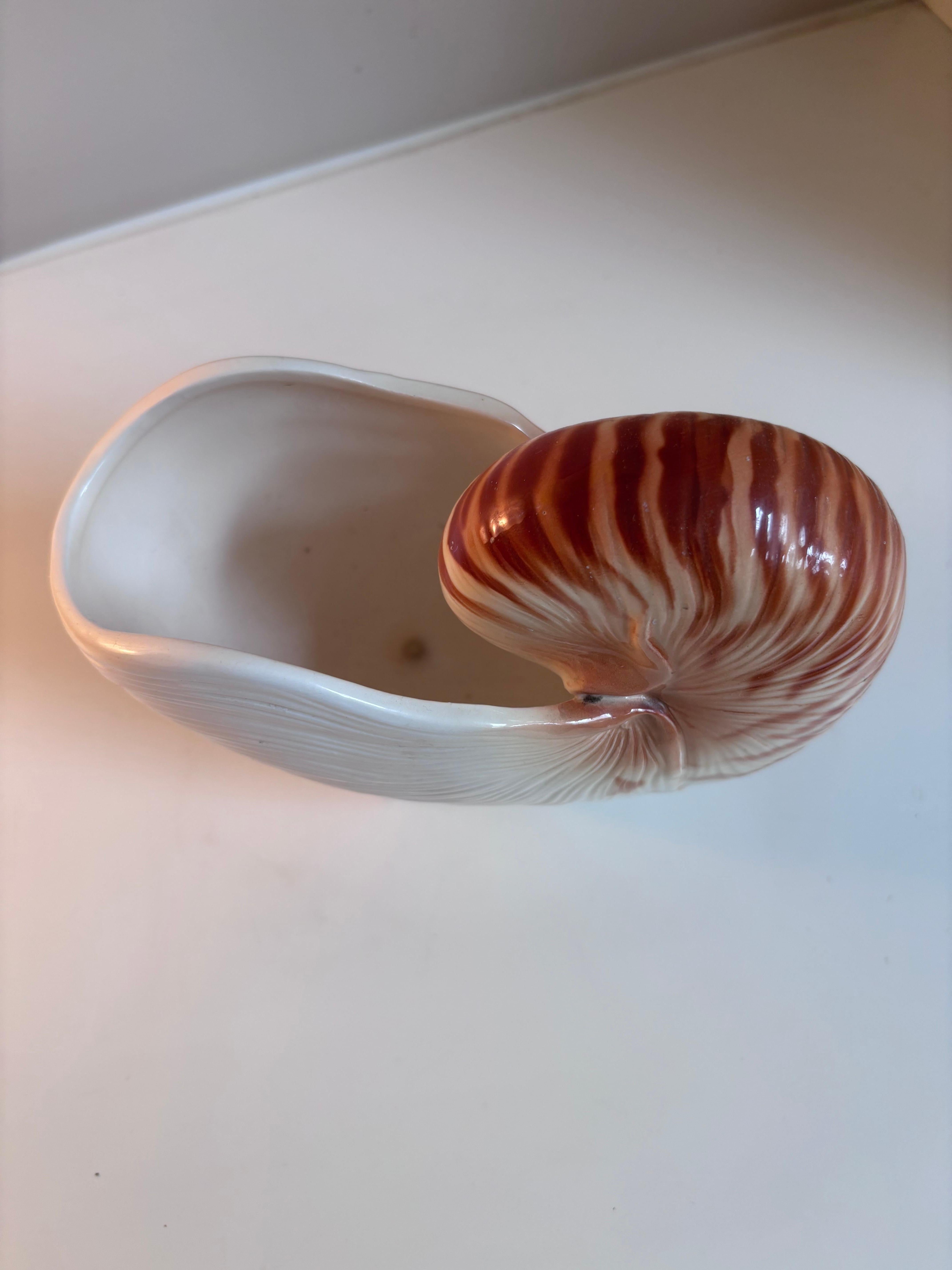 Japonais Jardinière japonaise FF Fitz & Floyd peinte à la main en céramique Nautilus Seashell 1980 en vente