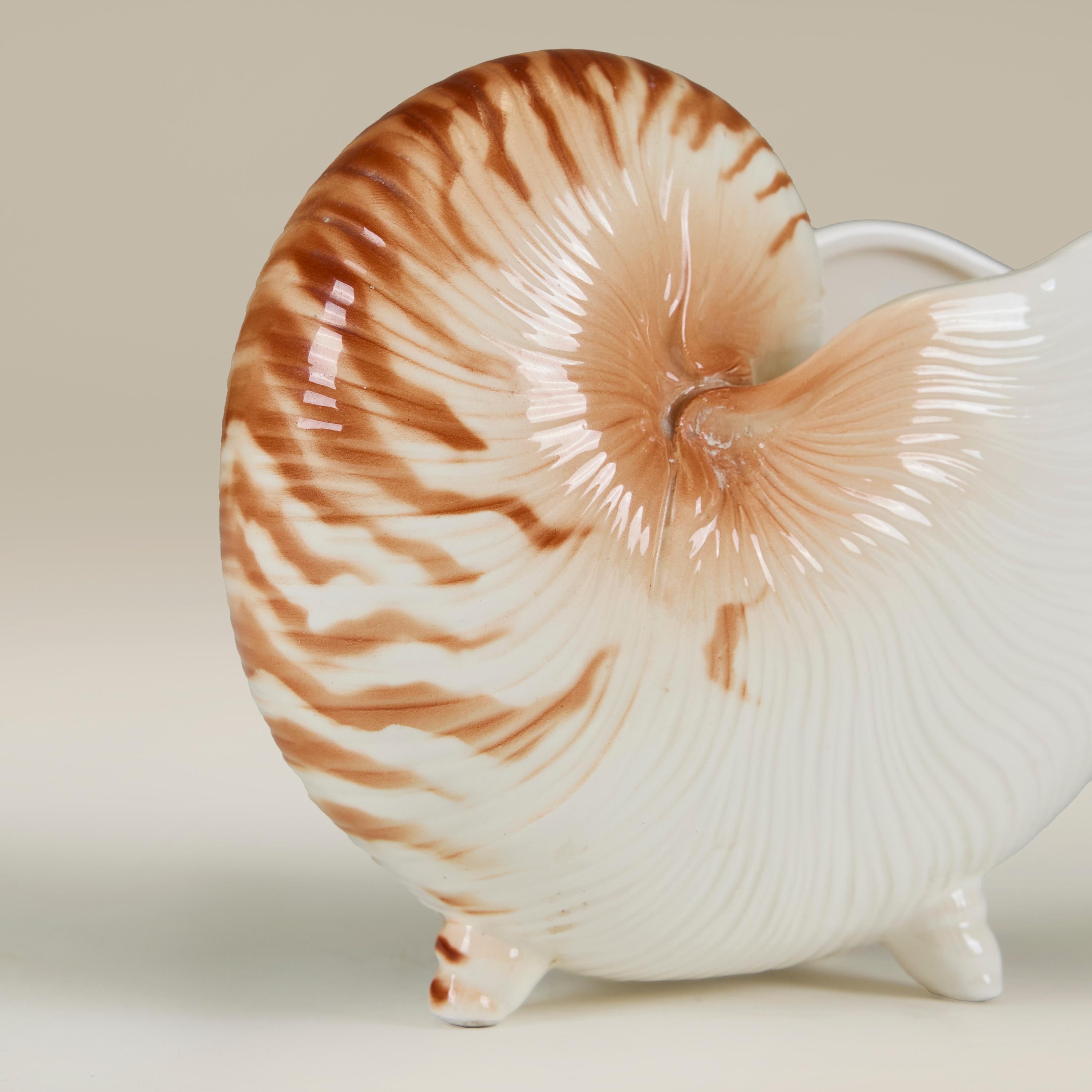 Fine XX secolo Fioriera giapponese in ceramica dipinta a mano Nautilus di Fitz and Floyd 1980 in vendita