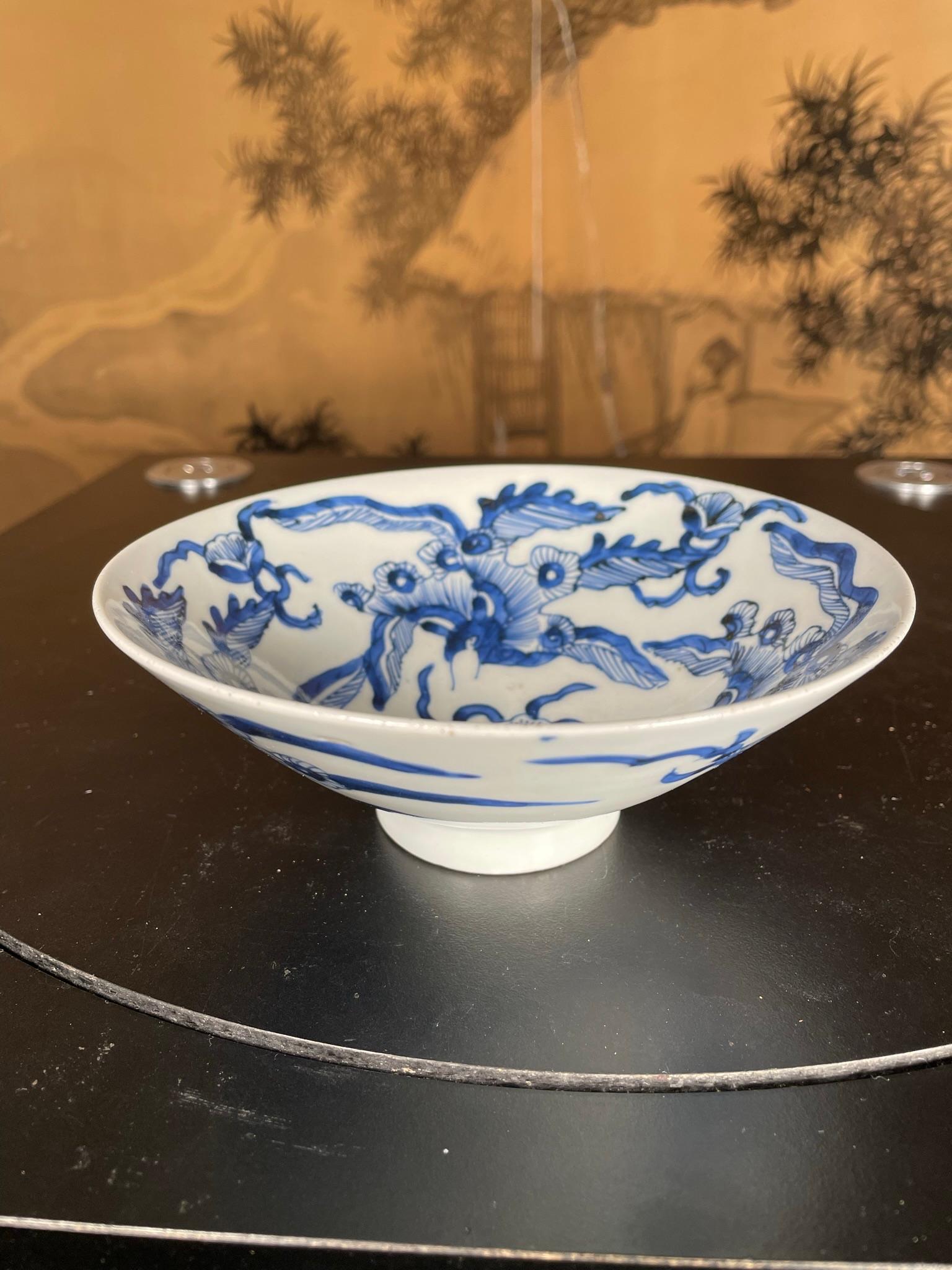 Meiji Bol à thé japonais à fleurs bleues et blanches, 19e siècle en vente