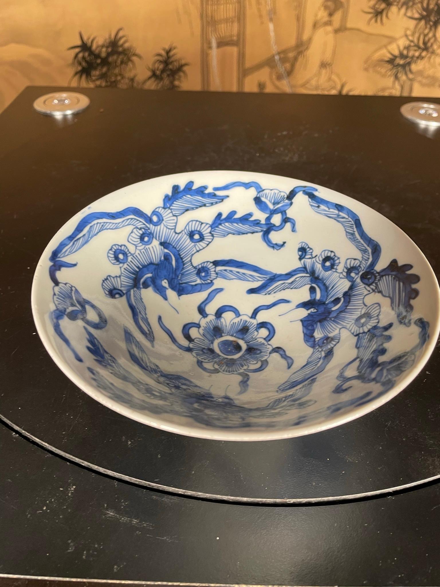 Fait main Bol à thé japonais à fleurs bleues et blanches, 19e siècle en vente