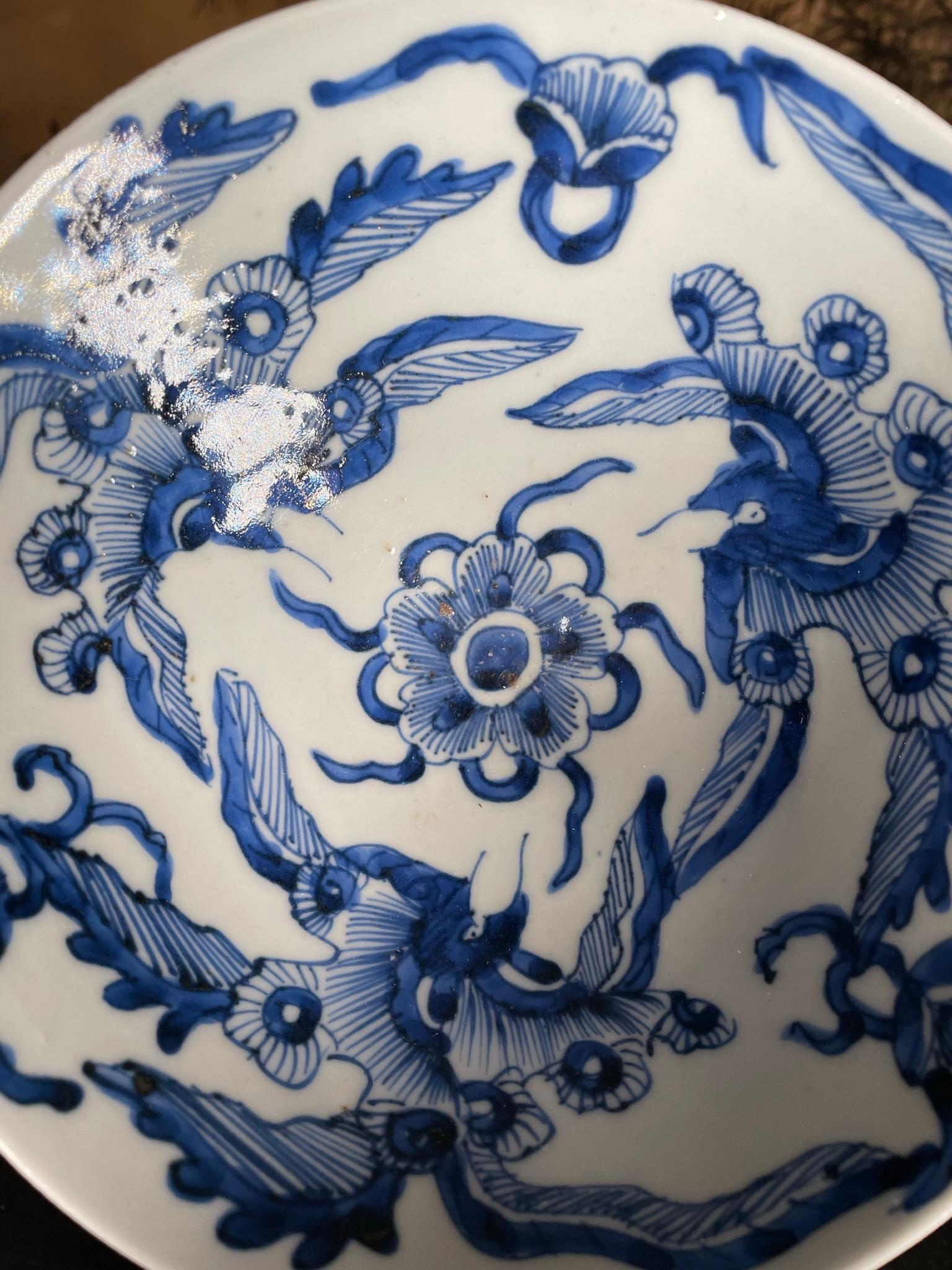 Céramique Bol à thé japonais à fleurs bleues et blanches, 19e siècle en vente
