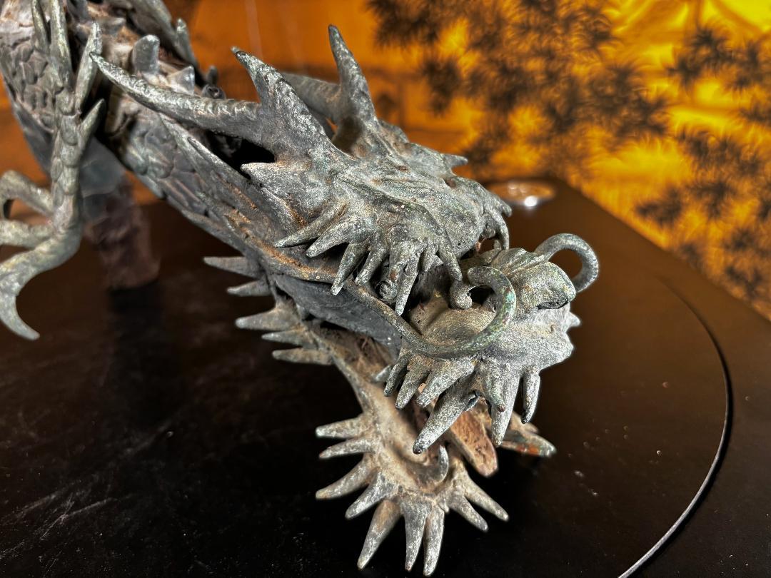 Japonais Le dragon de temple japonais en bronze ancien en vente