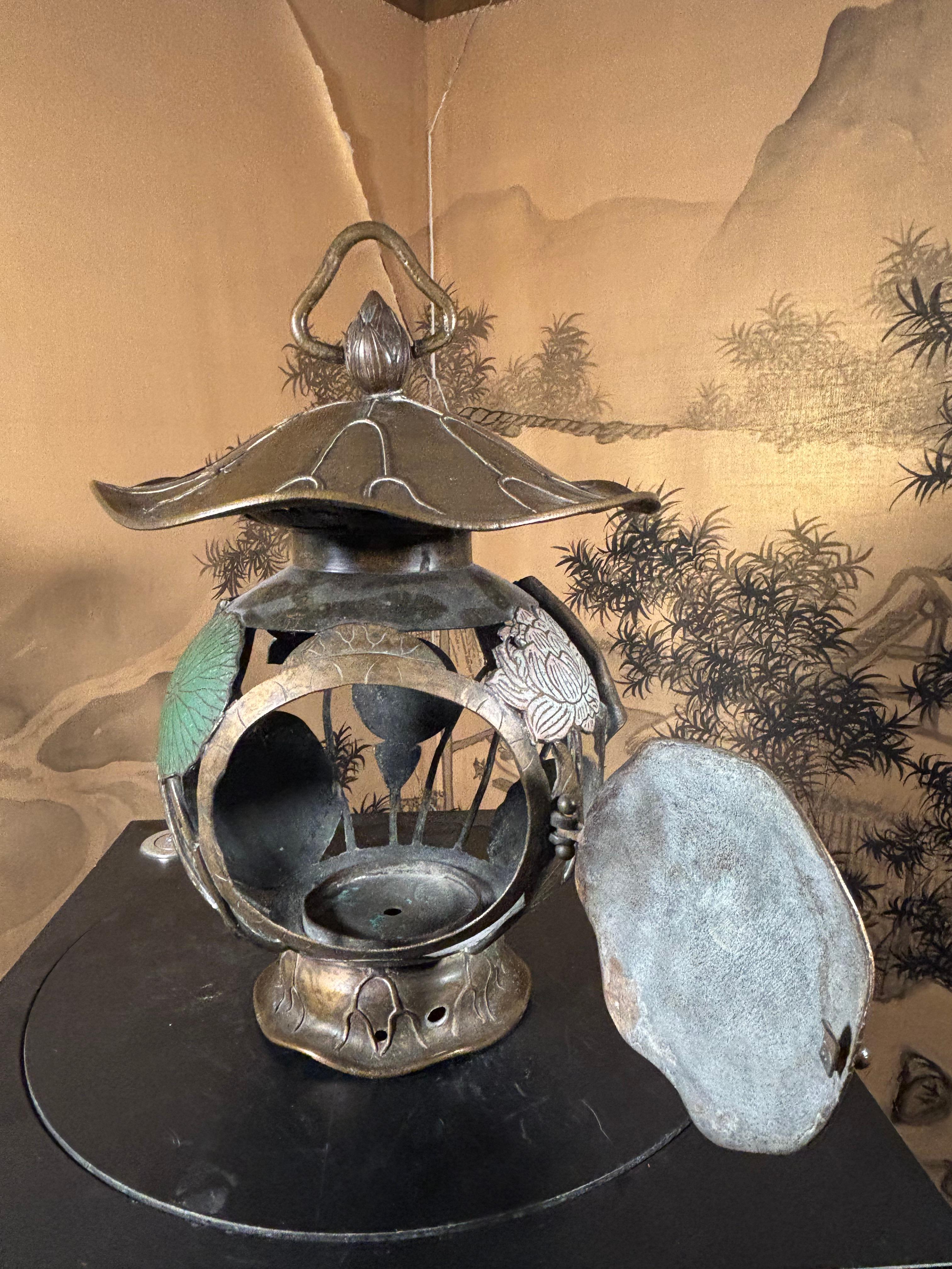 Japanese Fine Antique Lotus Leaf Bronze Lantern Extraordinary 19thc. Shogun Art For Sale 7