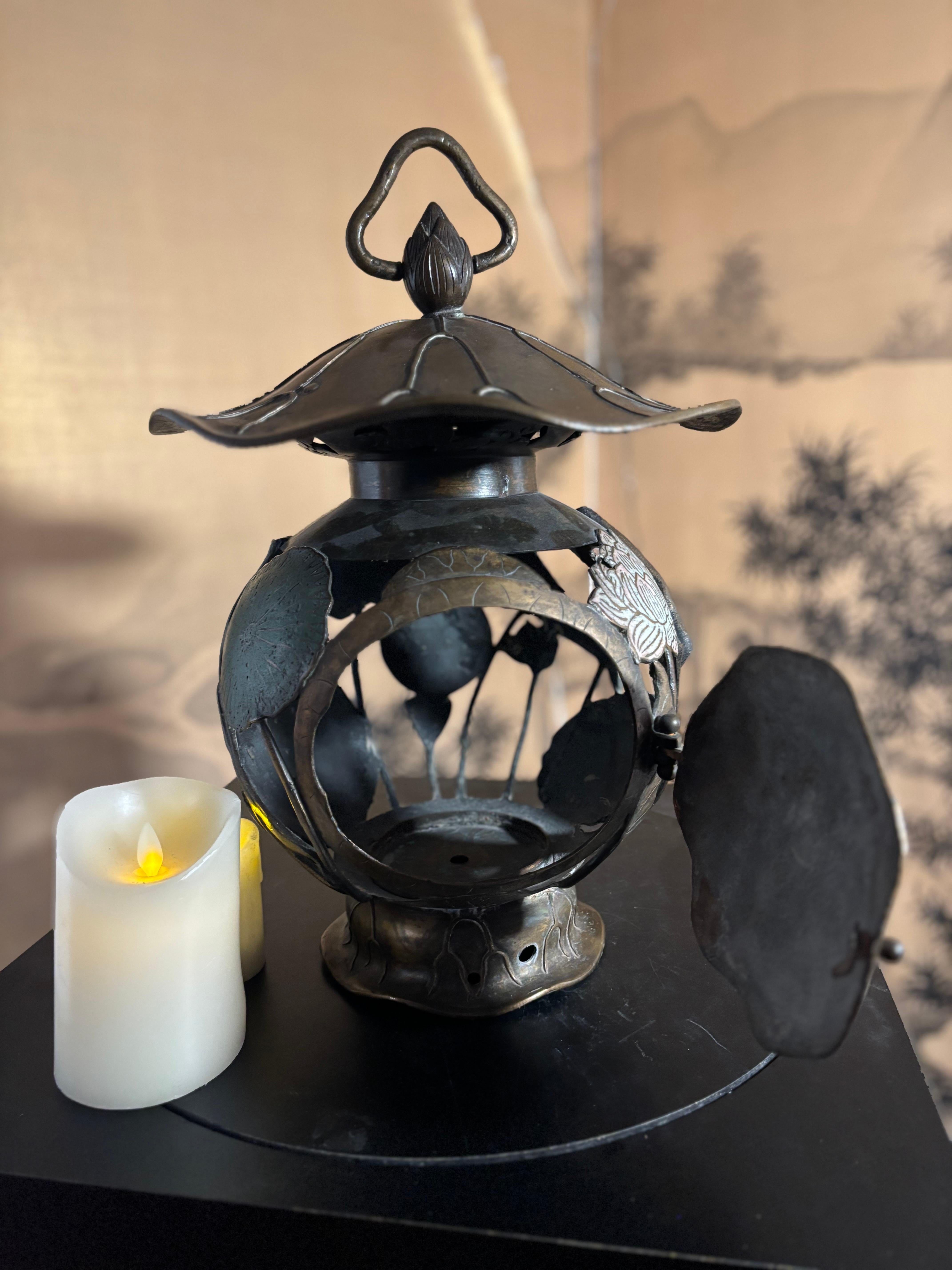 Japanese Fine Antique Lotus Leaf Bronze Lantern Extraordinary 19thc. Shogun Art For Sale 9