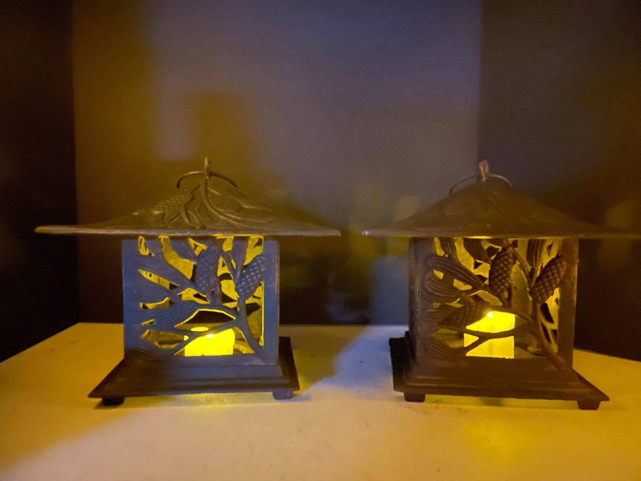 Hand-Crafted Japanese Fine Big Pair Old Pine Lighting Lanterns