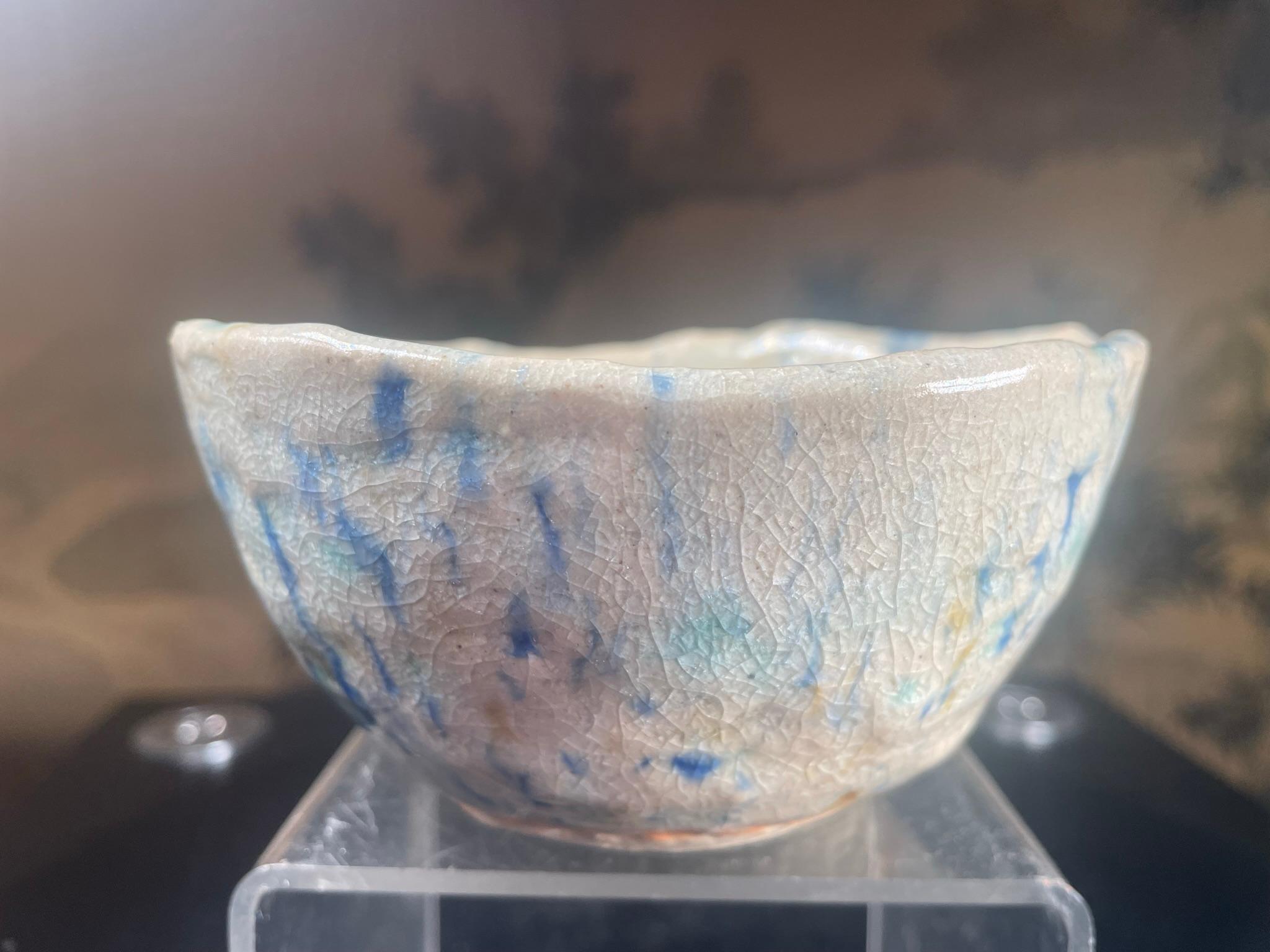 Japanische feine blaue Teeschale mit impressionistischen Motiven, handgefertigt und glasiert im Zustand „Gut“ im Angebot in South Burlington, VT