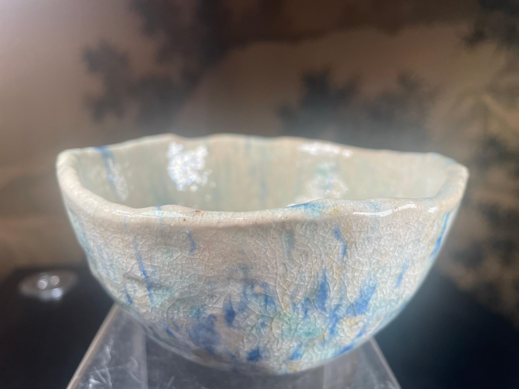 Japanische feine blaue Teeschale mit impressionistischen Motiven, handgefertigt und glasiert (Keramik) im Angebot