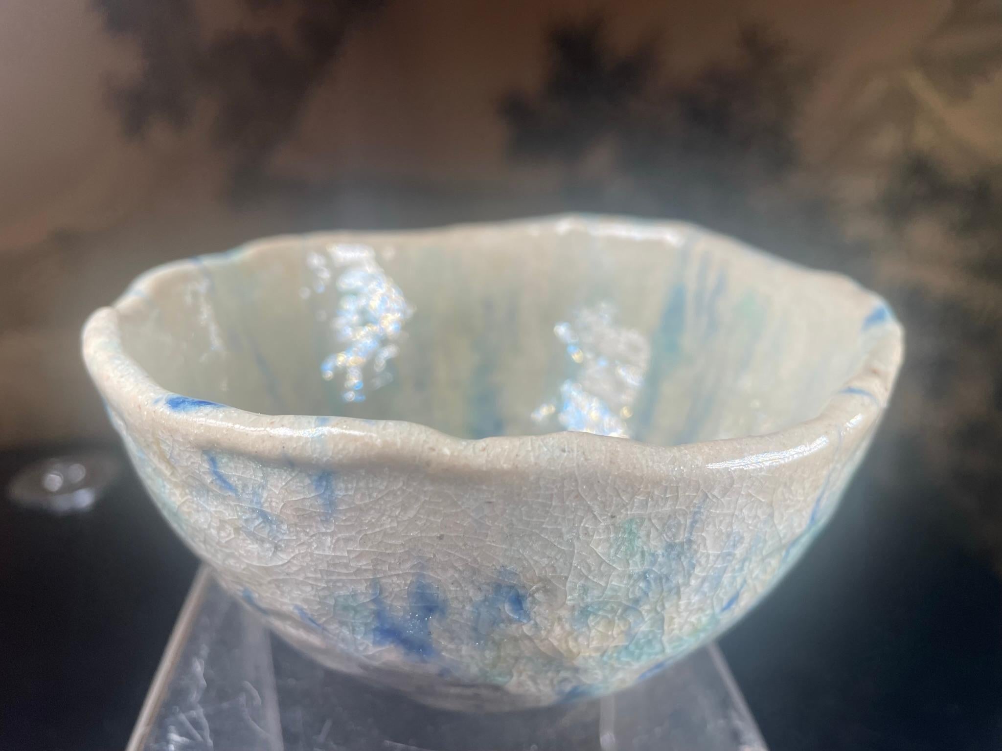 Japanische feine blaue Teeschale mit impressionistischen Motiven, handgefertigt und glasiert im Angebot 1