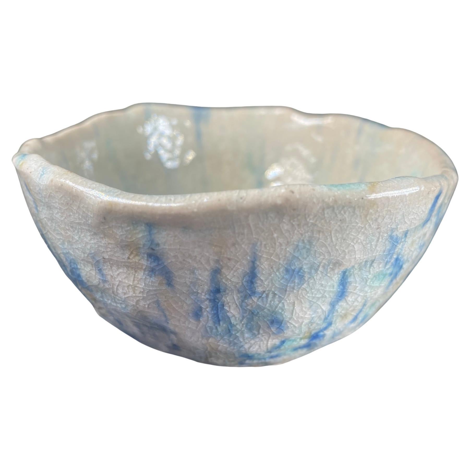 Japanische feine blaue Teeschale mit impressionistischen Motiven, handgefertigt und glasiert im Angebot