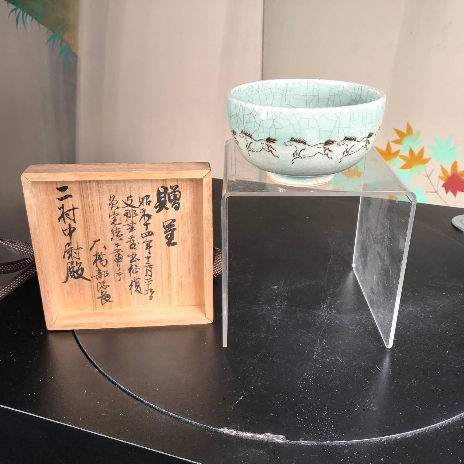 Mint and artisan signed and boxed, Meiko Nagahashi.

From Japan, a beautiful hand-built, painted and glazed, Soma ware tea bowl with a galloping horses motif by Japan's noteworthy artisan, Meiko Nagahashi created in circa 1939.

A stunning light