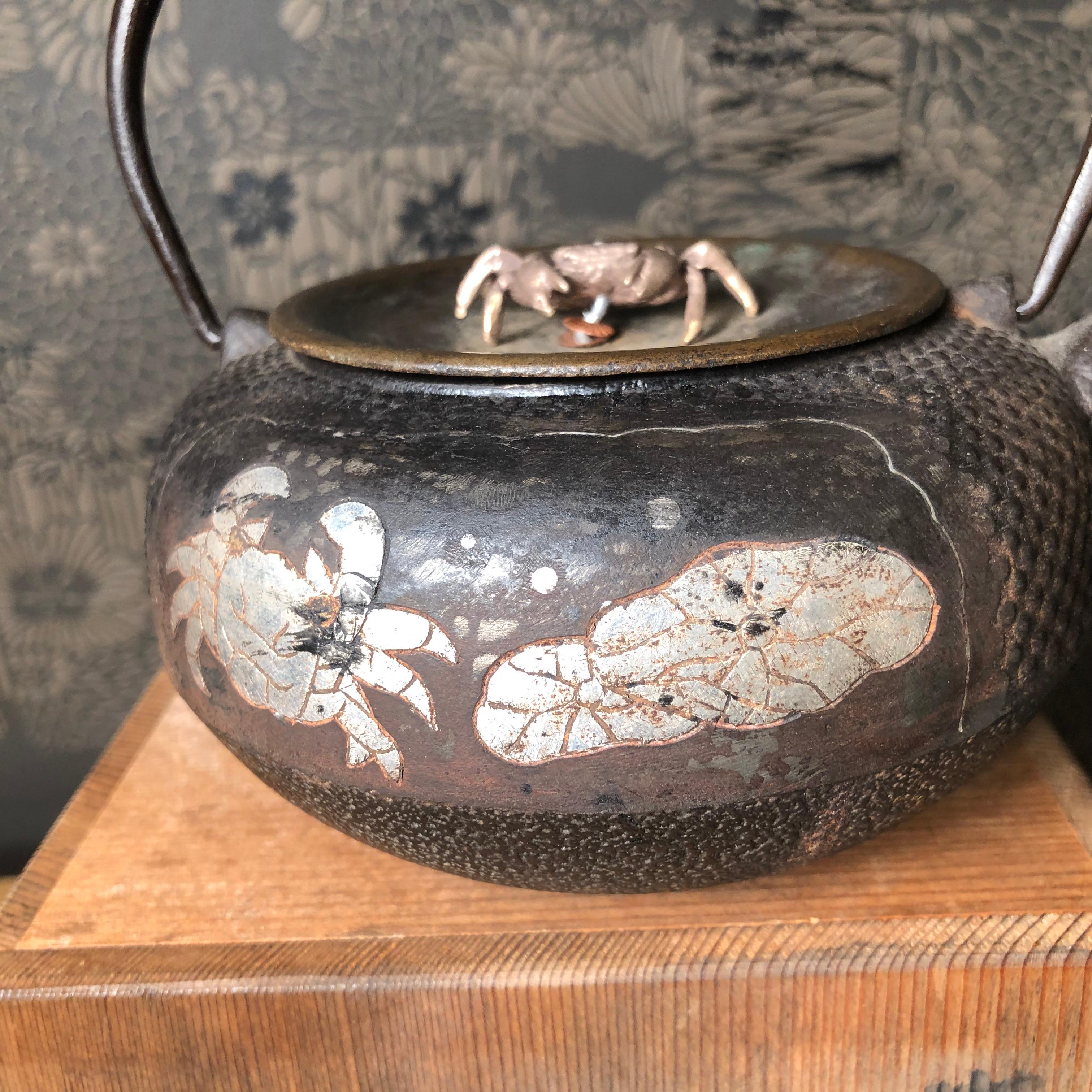 Japanese Fine Hand Cast Crab and Shells Theme Tea Pot Tetsubin, Signed 1930s In Good Condition In South Burlington, VT