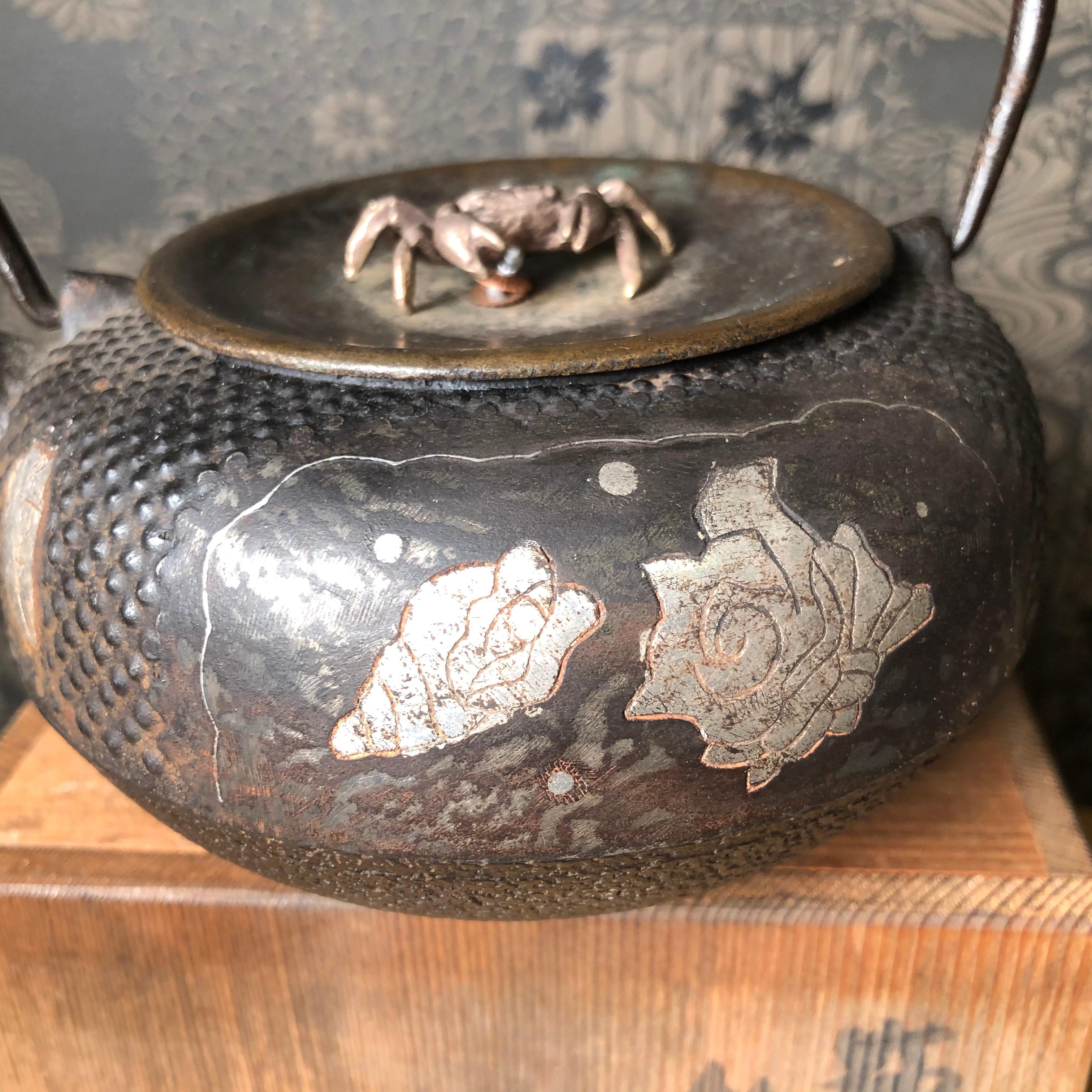 Japanese Fine Hand Cast Crab and Shells Theme Tea Pot Tetsubin, Signed 1930s 3