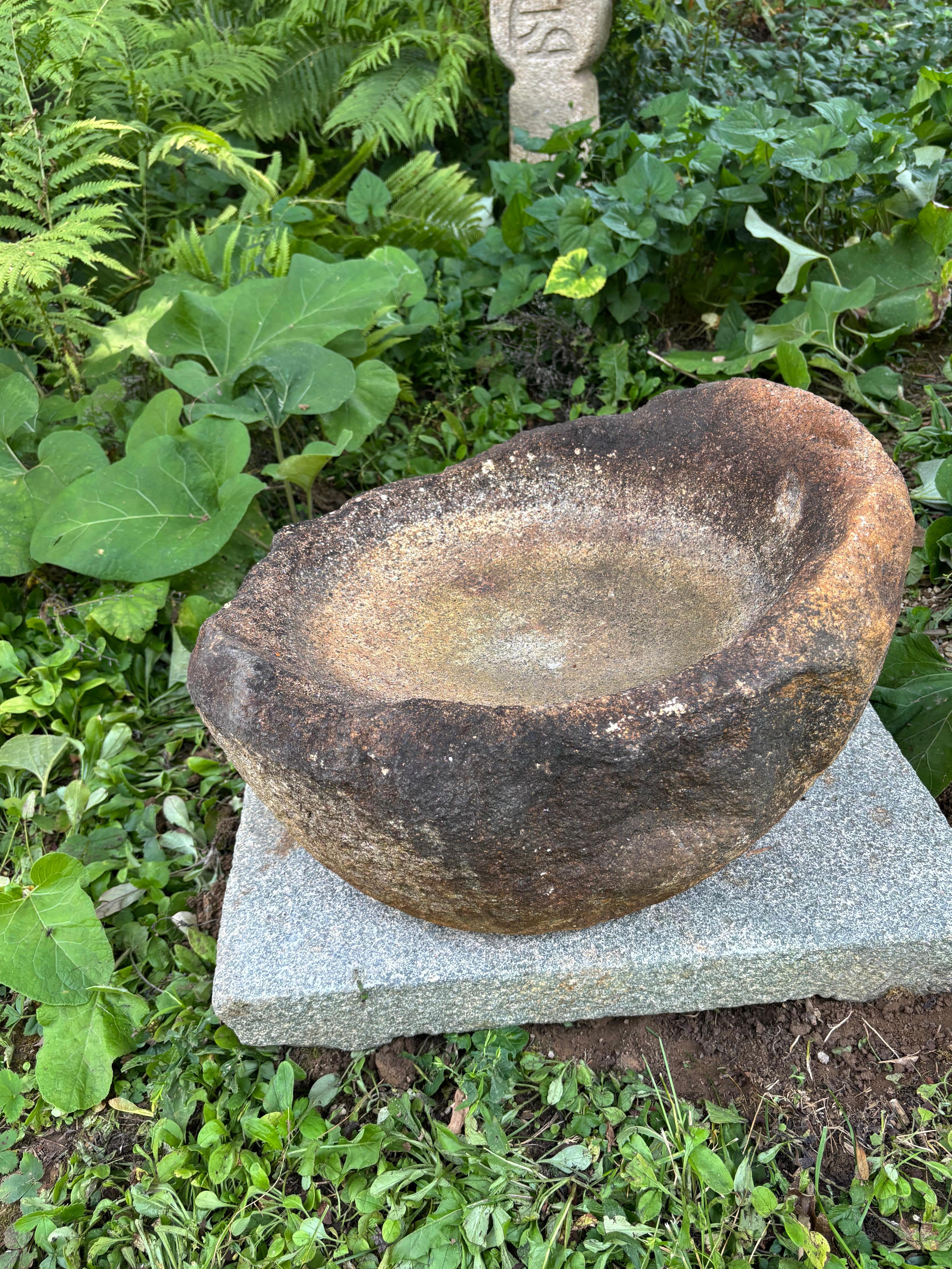 Naturelle jardinière en forme de Wabi sabi dans une pierre naturelle formée rouge vieillie par les intempéries.

Japon, un beau et unique bassin d'eau ou jardinière en pierre naturellement formée -tsukubai- provenant d'un jardin vieux de plusieurs