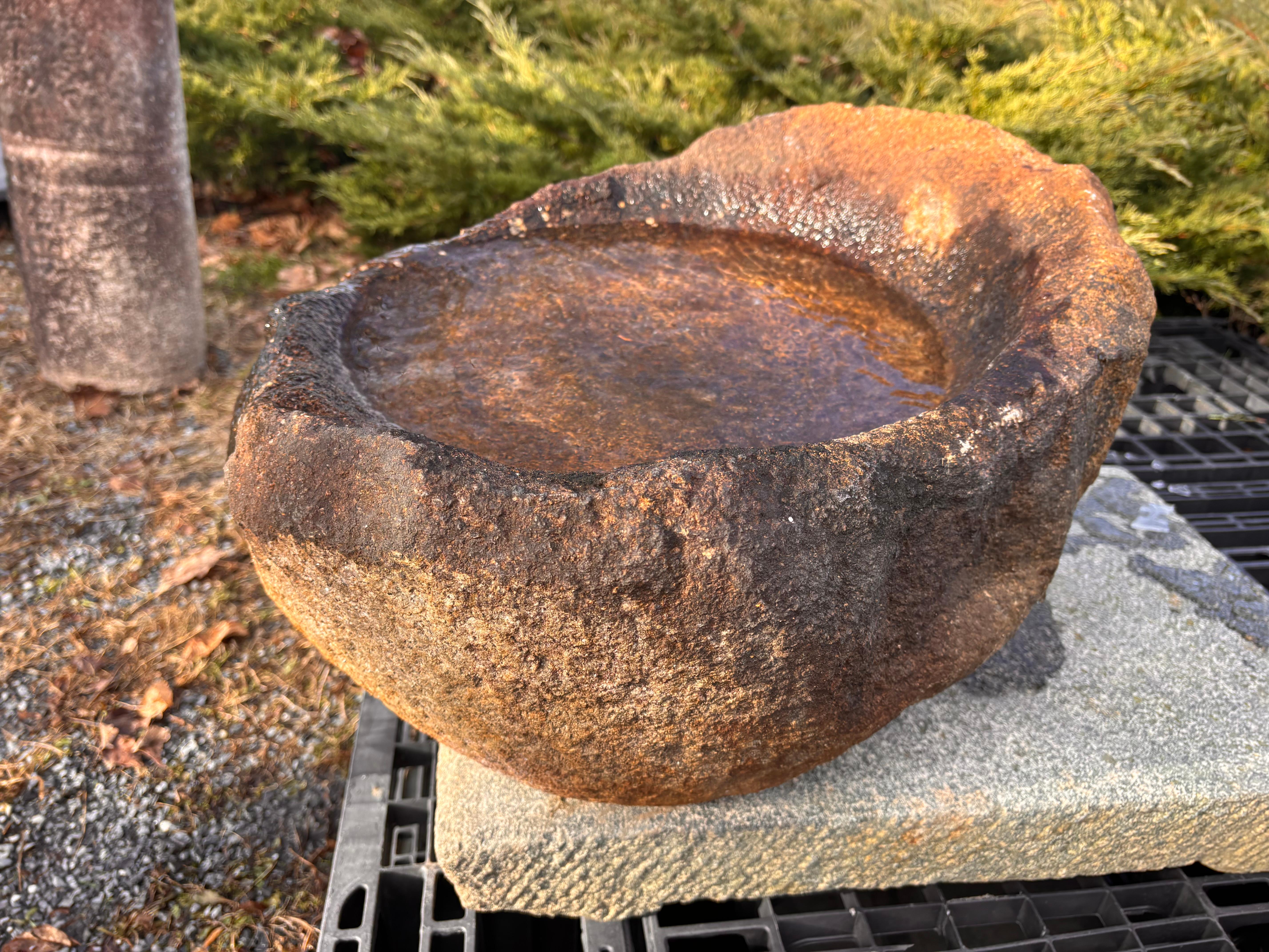 Jardinera y pila de agua japonesa de gran tamaño en piedra natural roja antigua Japonés en venta