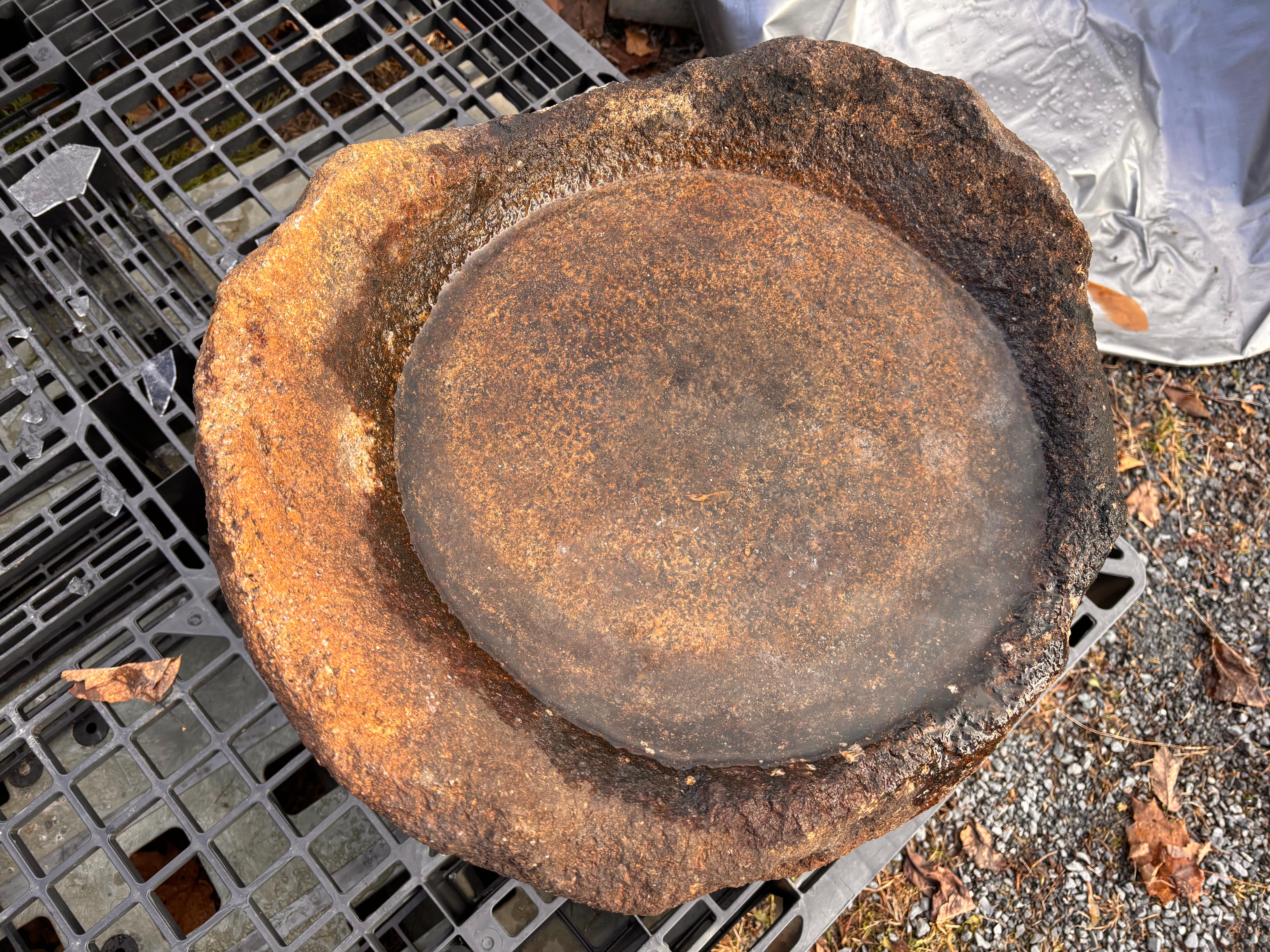 Jardinera y pila de agua japonesa de gran tamaño en piedra natural roja antigua Tallado a mano en venta