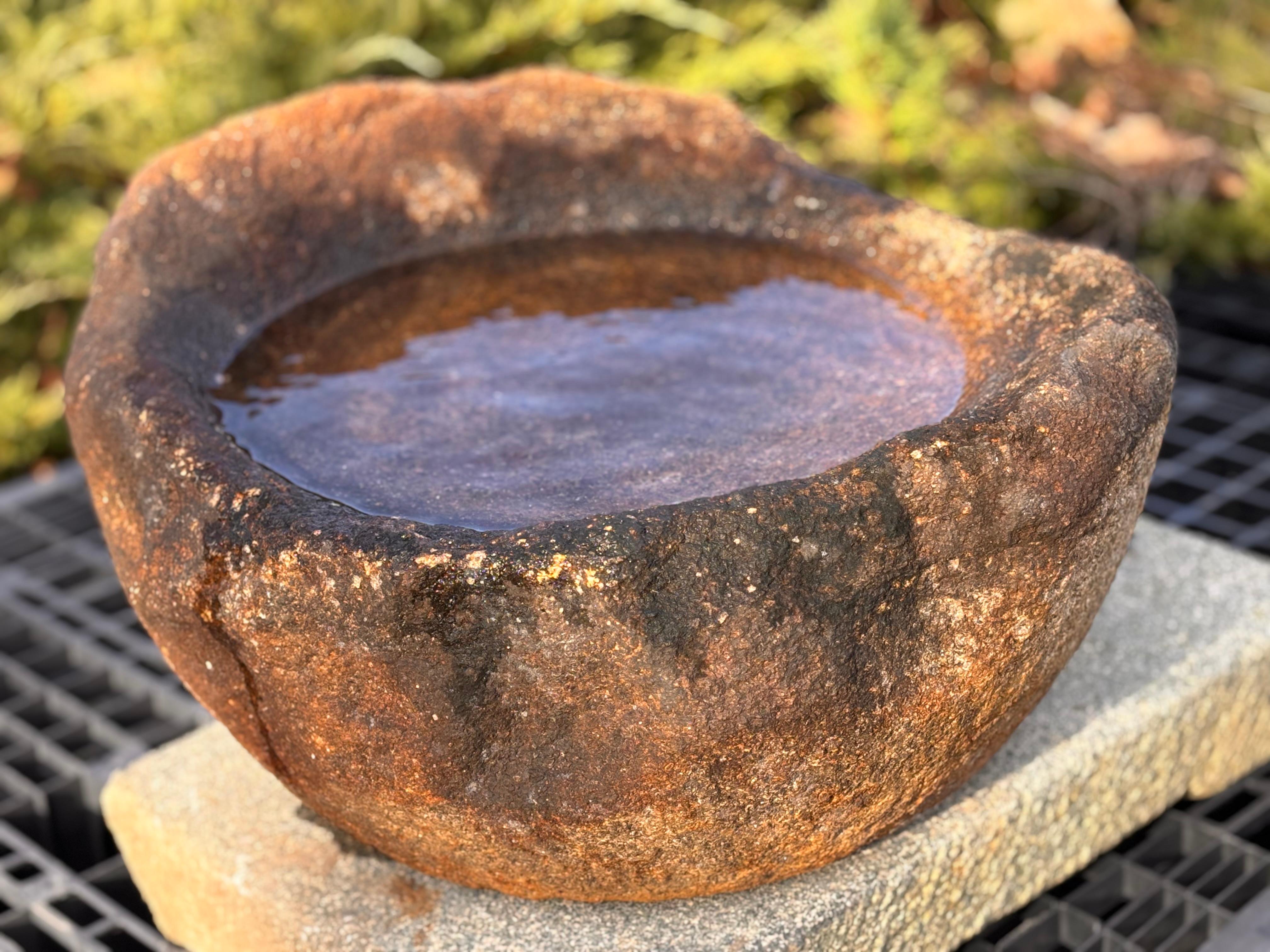 Jardinera y pila de agua japonesa de gran tamaño en piedra natural roja antigua siglo XX en venta
