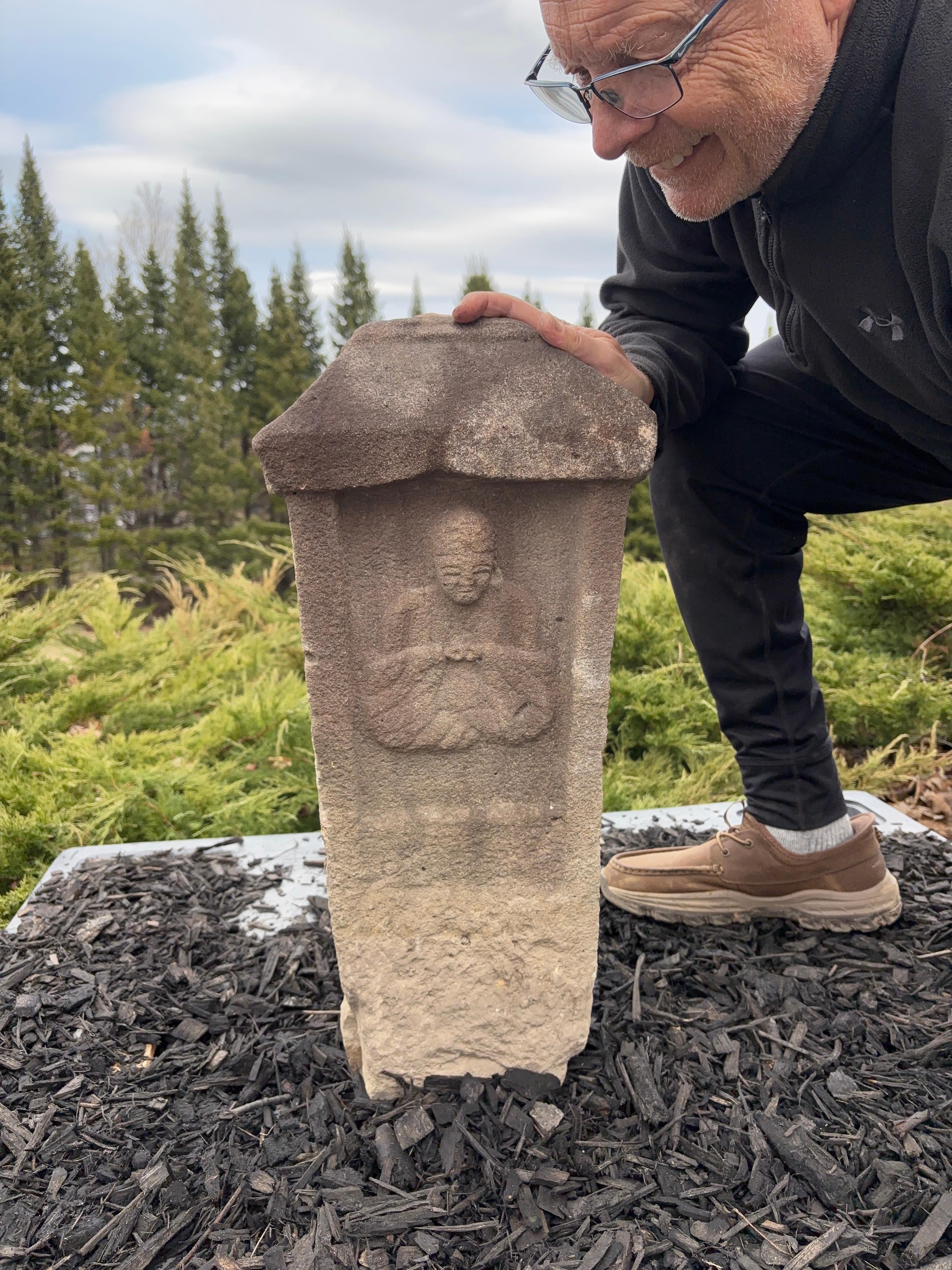 Le toit met en valeur le bouddha

Un beau Bouddha de sanctuaire assis en pierre unique, en méditation et qui est complaisamment assis sous le toit du sanctuaire avec Kanj de chaque côté de cette sculpture - une forme rare.

Bon candidat pour le